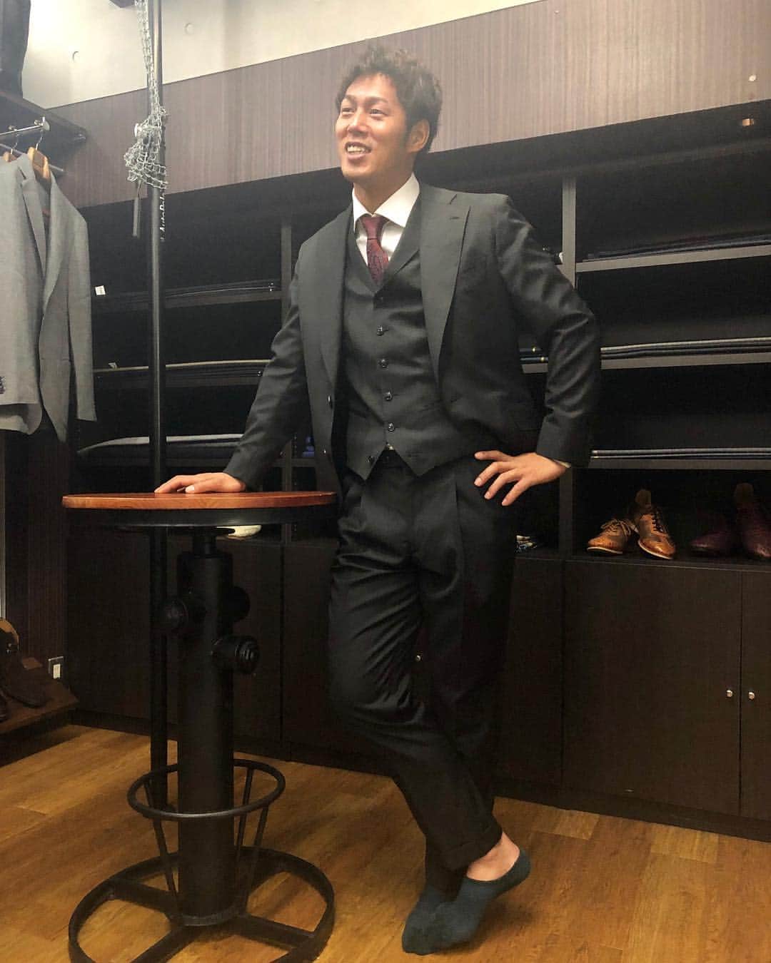 のインスタグラム：「野球の巨人軍、立岡宗一郎選手のスーツを納品しました！ @soichiro58 . ありがたいことに、 今回で3着目になります！！ . 今回はブラックスーツを希望 とのことだったので、 . 宗一郎さんに似合うなあ。映えるなあ。 というブラックスーツを 頭の中でビジュアル化して それに1番近い生地を選びました。 . インスピレーションの源に 直接アクセスして全体像を把握する。 . あとは具現化するだけ。 . これが自分のやり方です。 . . 写真では分かりづらいですが、 生地はブラックのチェック柄です。 . アスリートは特殊な体型の人が多いですが、 野球選手も同じく特殊な体型で、 特に肩周りとヒップからふくらはぎが かなり発達しています。 . 着やすくしながらも 如何にスタイリッシュにできるか。 . それがオーダースーツの醍醐味です。 . . 喜んでもらえて良かった^_^ . また似合う生地が出てきたら、 その都度、メッセージでのやり取りで 提案させていただくことになりました。 . オーダースーツと言えども、 バイヤーとしての要素が必要。 . いや、ほんと楽しいんだよ、これが。笑笑 . #ryomatokyoflowers #ryomaflowers #本物のバラ #枯れないバラ #バラ #フラワーピン #ラペルピン #ブローチ #フラワーファッションブランド #オーダーメイドスーツ #RYOMATOKYO #経営者の着こなし」