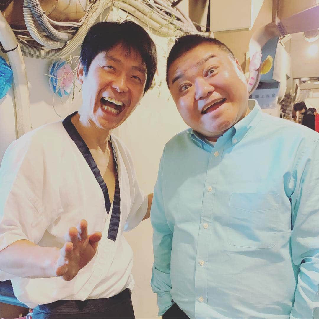 よしもと祇園花月さんのインスタグラム写真 - (よしもと祇園花月Instagram)「同期のお二人をパシャリ☘️ ・ ・ 本日からの川畑座長週は3/25(月)まで！ 「とある山奥の洋館にて」 ご来場お待ちしております🌞🌸 #川畑泰史 #笑福亭扇平 #同期 #同期いいなぁ #帯谷孝史 #清水けんじ #伊賀健二 #音羽一憲 #もじゃ吉田 #親泊泰秀 #野下敏規 #島田珠代 #佑希梨奈 #井上安世 #新喜劇 #吉本新喜劇 #よしもと祇園花月 #祇園花月 #京都」3月19日 15時46分 - gionkagetsu