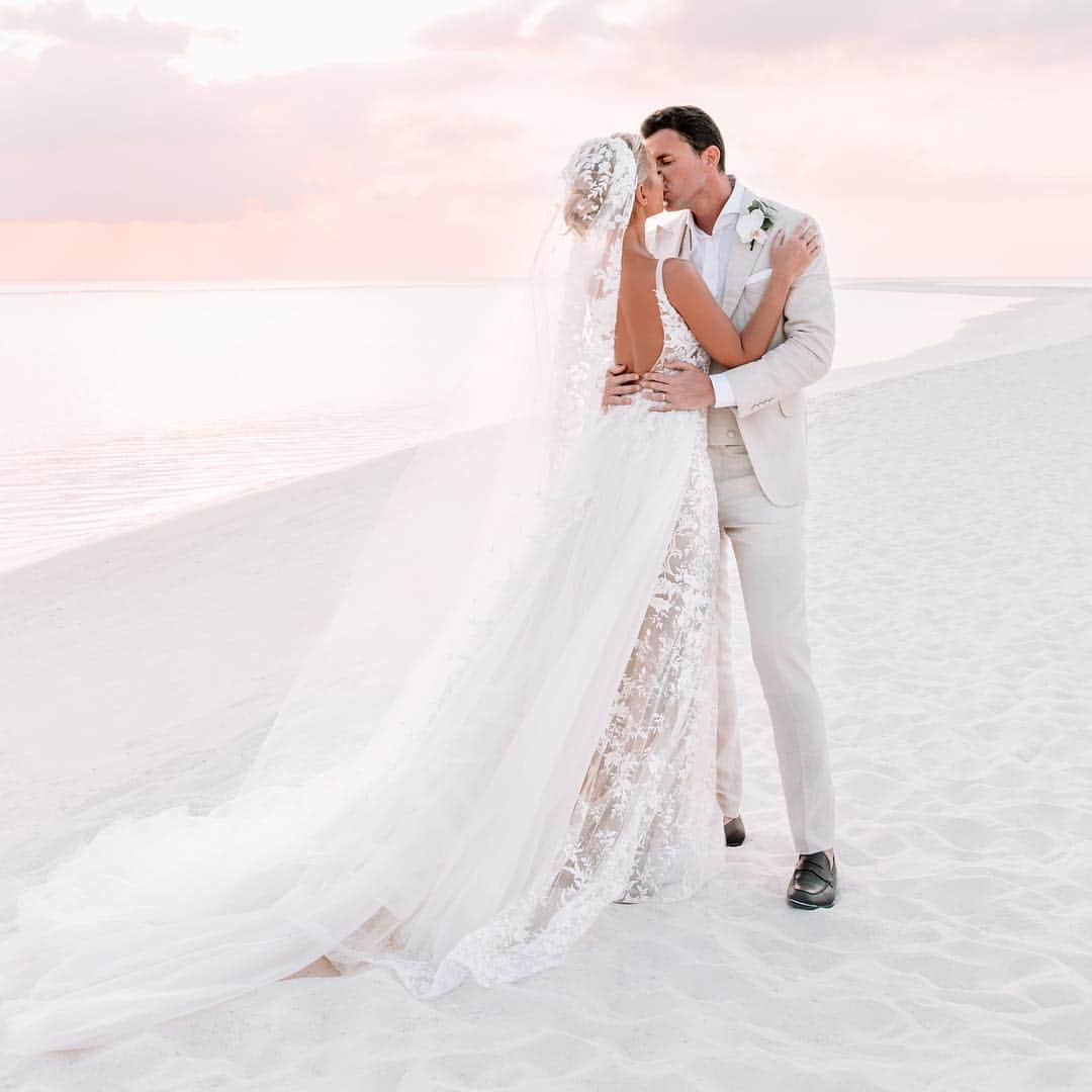 ビリー・フェアーズさんのインスタグラム写真 - (ビリー・フェアーズInstagram)「Mr & Mrs Shepherd 👰🏼🤵🏻 @gregory_shep .... The most magical day that we will cherish forever ✨✨✨ Dress @berta @theweddingclub1  Veil @zuhairmuradofficial  Photo credit 📸 @chelseawhitephotog」3月19日 15時56分 - billieshepherdofficial