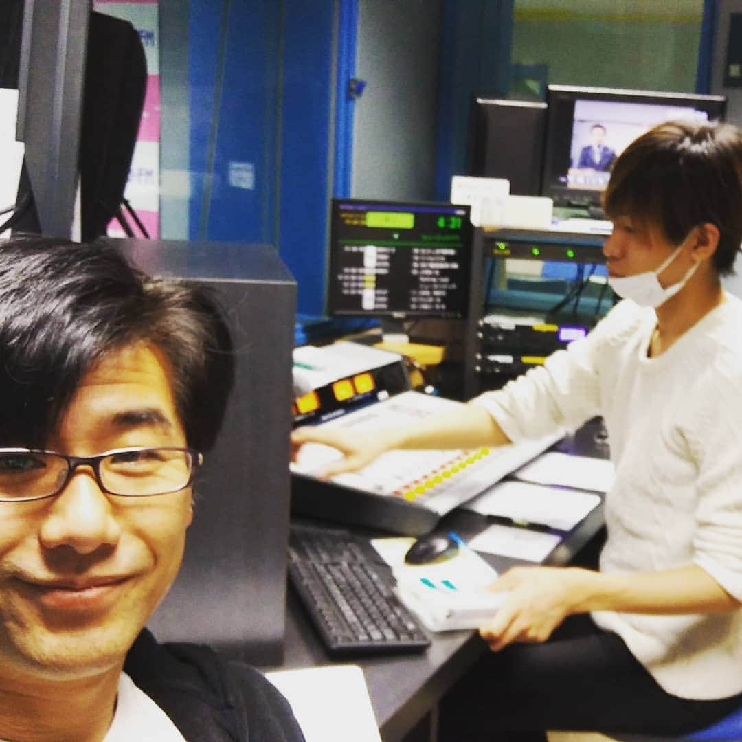 のインスタグラム：「16時からむさしのFM「Talking Loud」。 パブロフ柳田、花粉症がひどくて今日は眼鏡。  www.musashino-fm.co.jp  #吉祥寺 #むさしのfm」