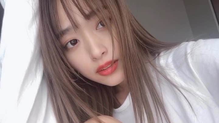 近藤千尋のインスタグラム：「久しぶりの前髪切ったよブーメラン📷笑❤️ センター分けにもかきあげにも 出来るように3wayで @log_kenjikarasawa  に お願いしました✨🥺 いつもありがとう🙏😌 #髪の毛伸びた #前髪カット」