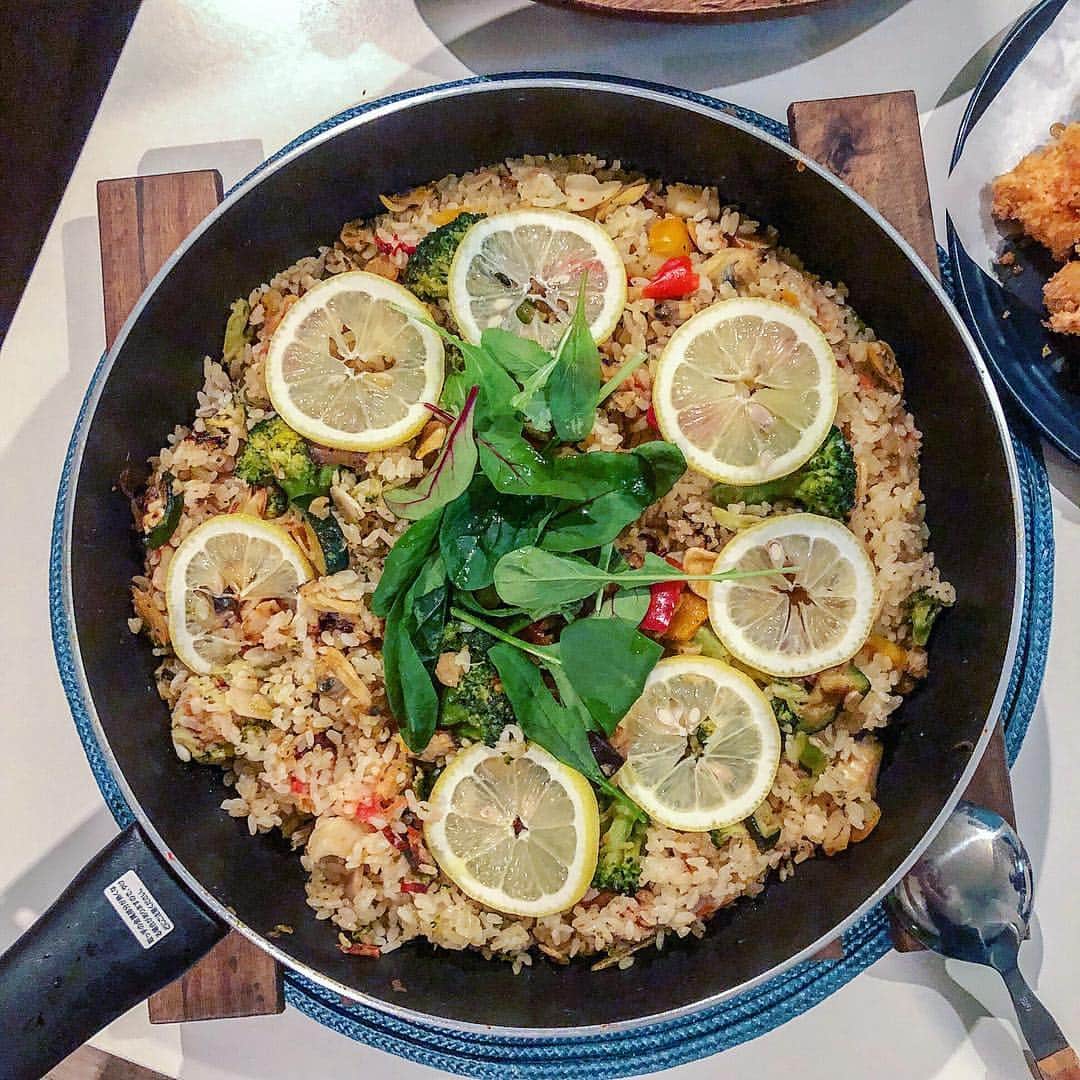 のインスタグラム：「先日は大切なお食事会にシーフードとパプリカ入りの #パエリア 🥘作りました☆ : 3月26日の夜は、 MK CAFEの菊池オーナーがプロデューサーを務める〝MK TV〟に 豪華メンバーの『GRAVITY』さんが出演し大盛り上がりの配信の後お食事会をしました☆ : 月に一度行われる『GRAVITY』 チャンネルは、 私の本当に大好きな番組です！！ : 菊池さんは、こちらに出演されている『GRAVITY』の3人と、 その3人の演出をチームで作り上げているメンバー1人1人をとても大切にされています。 : 皆さん、芸能界の中でも舞台に立たれている役者としても 振付師としても 相当なポジションで大活躍をされている方々なのに、 その大事にしている菊池さんの想いをいつも受け止めて何か返したいと 菊池さんを通して関わっている私たちにまで本当に良くしてくださいます！ : 空気の中に優しさがぐるぐる回ってる。 : 菊池さんやGRAVITYさんの関係を見ていると、 仕事に対する 責任感を持ち それを 誰よりも楽しんでいる！ こんな大人になりたい。 そう思わせて頂く先輩方です！ : 菊池さんは、そんな大切な方々へのお食事会にいつもフードの担当をさせて下さいます☆ 料理を運ぶたびに声をかけて気遣ってくれる。 : とても幸せな時間。 いつも、本当にありがとうございます！ : 来月もこの幸せな時間☆ 楽しみに致しております！ : Gravity メンバー : ▪️シルビア・グラブさん／歌手、女優 『レベッカ』ダンヴァース夫人の演技に対して、第34回　菊田一夫演劇賞を受賞 2012年 第１９回読売演劇大賞 優秀女優賞（パルコ「国民の映画」にて）を受賞や、 数々の、舞台や、テレビドラマで女優として活躍。 現在、三谷幸喜さんの作品【日本の歴史】に 出演中。 旦那さんは、高嶋政宏さん。 : ▪️林希さん／演出家、アーティスト  アーティストとして表舞台に出ながらも、 アイドル、ドラマ、ミュージカルなど、 数々の舞台演出や、今、ブレイクしている俳優、女優、タレントなどの育成もされている。 : ▪️岡千絵さん／女優、振付師  テレビドラマ、映画、ＣＭ、舞台など、様々な活躍。 舞台演出、振り付けなどとしても活躍し、 ユーミンこと松任谷由美が荒井由実の名で活動していた時代の同名曲をモチーフに、未来の純愛物語に仕上げた作品。 東京・帝国劇場でユーミン×帝劇vol.3『朝陽の中で微笑んで』の振付なども担当。 旦那さんは大澄賢也さん。 :  #power #food  #happy  #smile #dream  #フードコーディネーター #食育インストラクター #テーブルコーディネーター  #東京 #鯖バーガー #coffee #girl #ファインダー越しの私の世界 #instagood #tbt #art #style #love #fitness #life #healthy #鯖バーガー専門店 #38ism.  #筋トレ  #food #パエリア」
