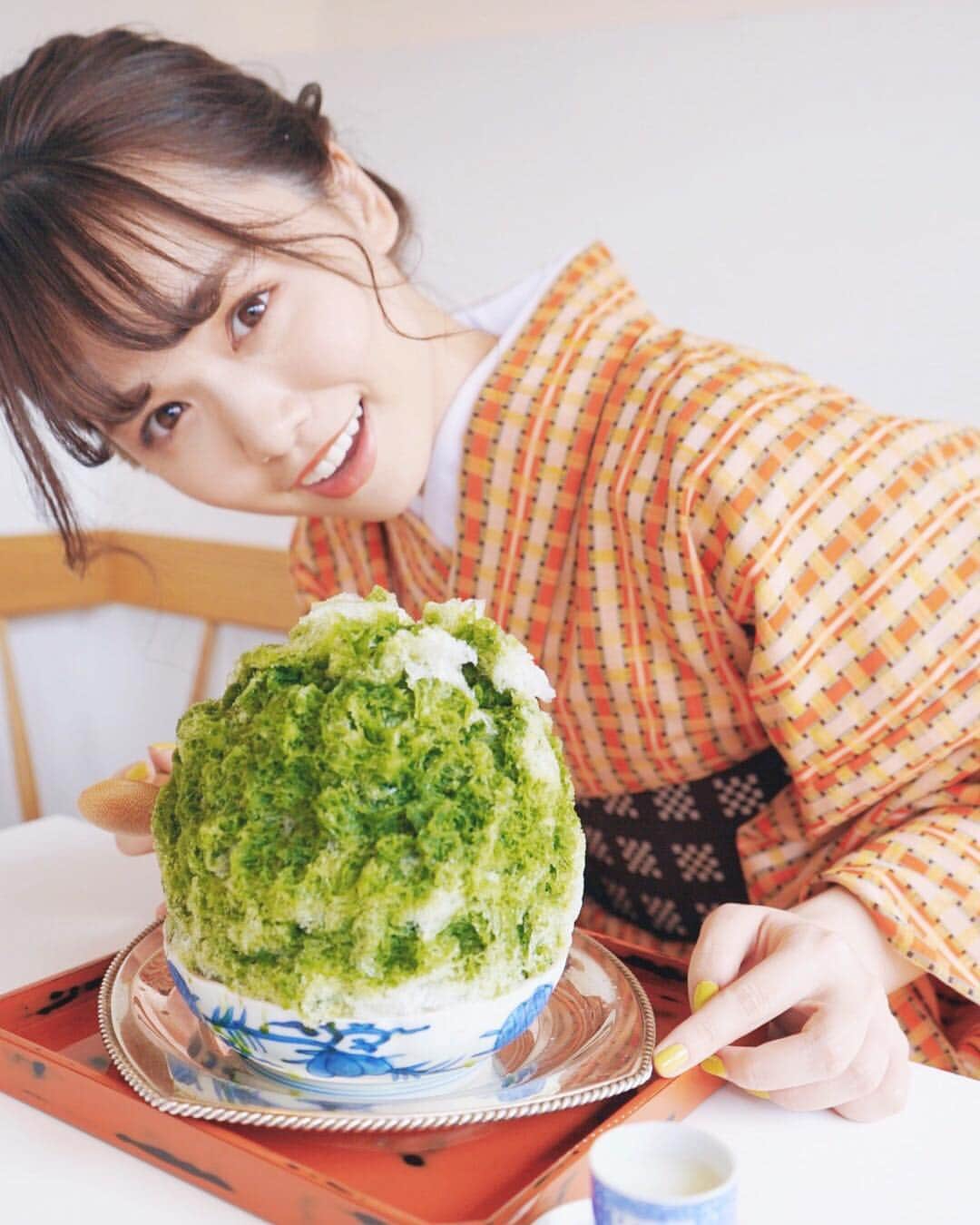 のインスタグラム：「着付けが終わったら、次は大好きなかき氷🍧！﻿ #お茶と酒たすき へ﻿ ﻿ パスザバトン京都祇園店内に併設されている飲食スペースが #お茶と酒たすき なんです！﻿ この建物内にはおしゃれな雑貨や小物、洋服などが販売されていて入店まで待ち時間があっても楽しめるから最高、、♪﻿ ﻿ 今回注文したのは #抹茶 ！﻿ すごく濃厚でした、、！苦さと甘さのバランスが絶妙！鼻から抜ける香りも絶妙だし、サラッと大人の甘さの練乳をかけると、また違う味に！美味しかったです！﻿ ﻿ 窓側の席は川を眺めながら食べれてすごく気持ちいい！﻿ 桜の時期は桜を眺めながら食べるみたい🌸﻿ ﻿ #お茶と酒たすき﻿ ーーーーーーーーーー﻿ 住所▶︎京都市東山区末吉町77-6﻿ ﻿ 電話番号▶︎075-531-2700﻿ ﻿ 営業時間▶︎月-土 11:00-20:00 (L.O.19:00)﻿ 日,祝日 11:00-19:00 (L.O.18:30)﻿ （混雑状況により変動あり）﻿ 定休日▶︎不定休﻿ ーーーーーーーーーーー﻿ ﻿ #TaVision #女子旅 #京都 #京都旅 #京都女子旅 #京都グルメ #ゆうこす #菅本裕子 #旅行好きな人と繋がりたい #お茶と酒たすき #かき氷 #カキ氷 #かきごおりすと」