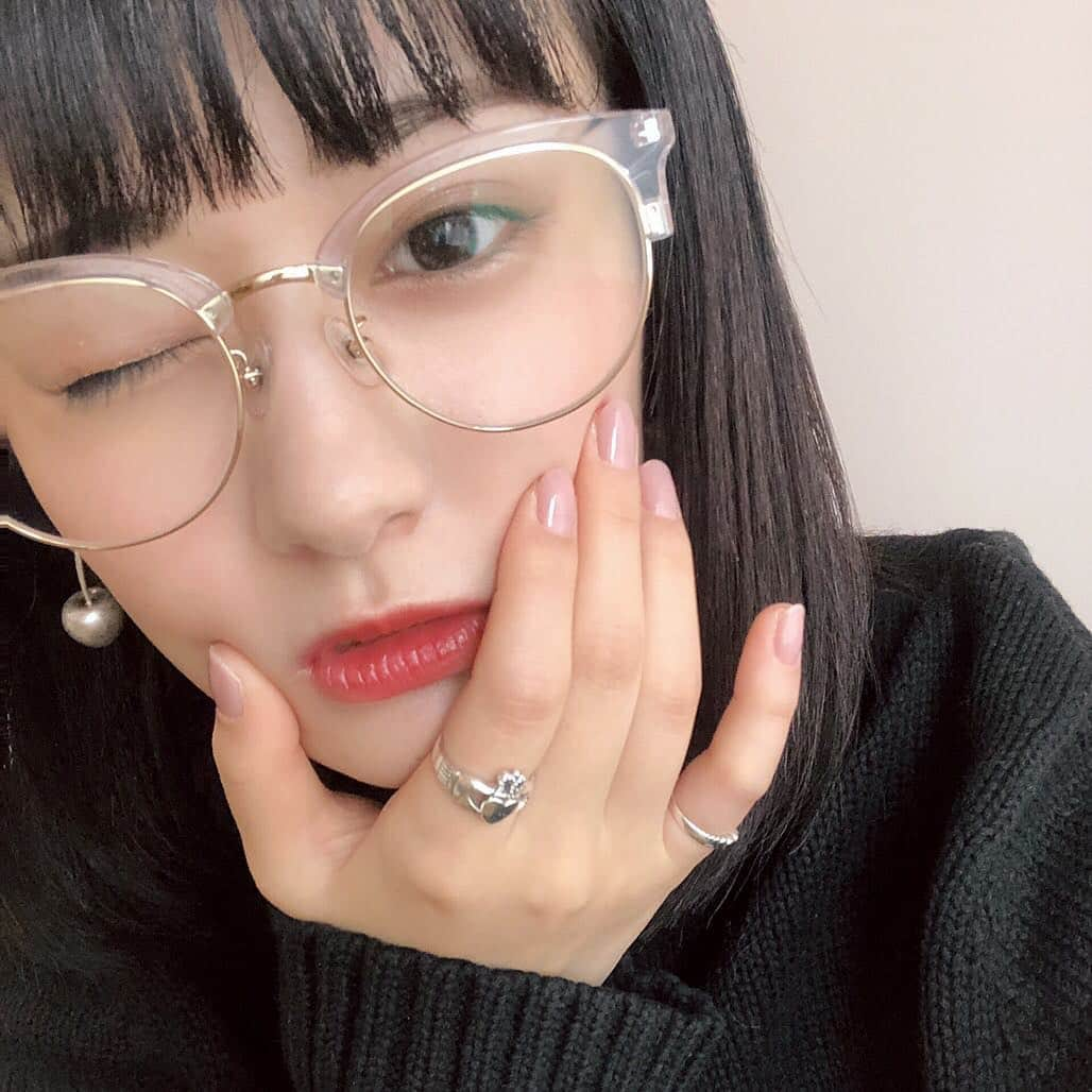 広瀬ちひろさんのインスタグラム写真 - (広瀬ちひろInstagram)「ほんの少しジェルネイルお休みの間にこれを使いました！ 一度塗りだと自爪をツヤツヤにしたような感じでシンプルに綺麗な仕上がり 私は二度塗りにしたんですが、上品な色で大人っぽくて🙆🏻‍♀ 学校とか会社でも使えるかと思います！ #平成最後のネイル と #グロッシーコートをつけて、自分のネイルをInstagramに投稿するとサーティワンのアイスなどが当たるキャンペーンやってるみたいです！ ． #平成最後のネイル #グロッシーコート #ネイル  #PR」3月19日 16時00分 - chi_hirose