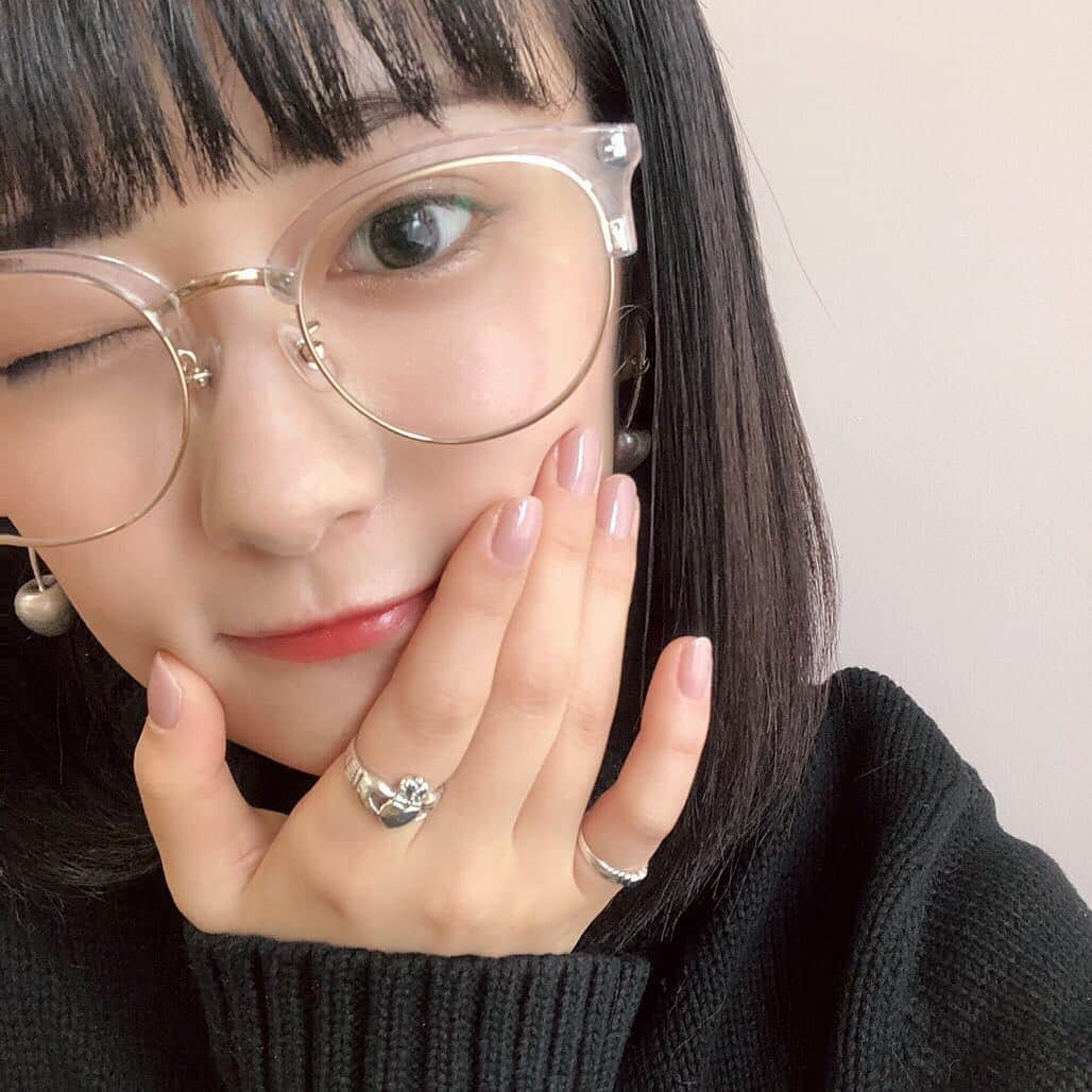 広瀬ちひろさんのインスタグラム写真 - (広瀬ちひろInstagram)「ほんの少しジェルネイルお休みの間にこれを使いました！ 一度塗りだと自爪をツヤツヤにしたような感じでシンプルに綺麗な仕上がり 私は二度塗りにしたんですが、上品な色で大人っぽくて🙆🏻‍♀ 学校とか会社でも使えるかと思います！ #平成最後のネイル と #グロッシーコートをつけて、自分のネイルをInstagramに投稿するとサーティワンのアイスなどが当たるキャンペーンやってるみたいです！ ． #平成最後のネイル #グロッシーコート #ネイル  #PR」3月19日 16時00分 - chi_hirose