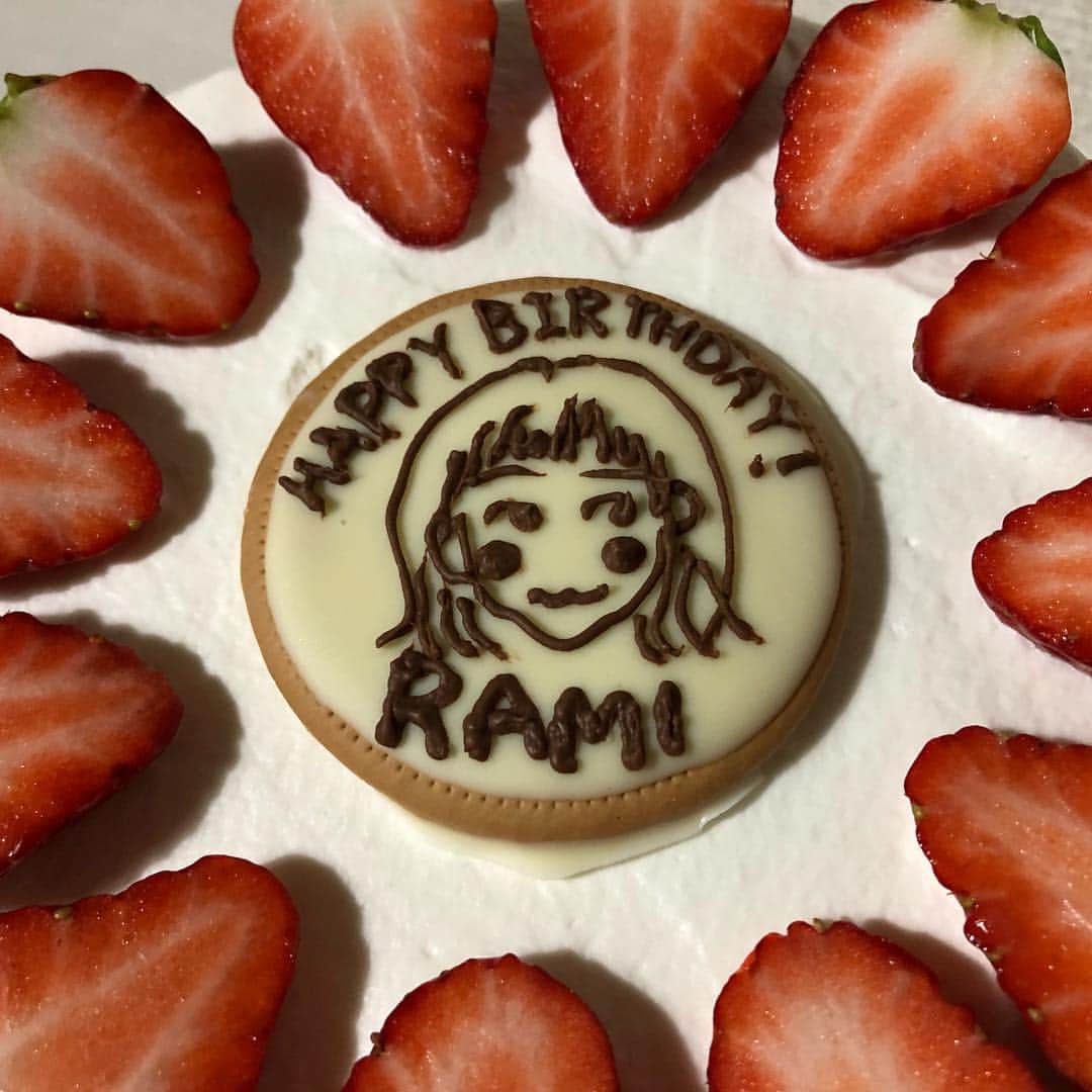 白數里子さんのインスタグラム写真 - (白數里子Instagram)「ラミレスの誕生日に作ったケーキ🎂 クッキーに描いたラミの似顔絵が、少女漫画みたいで気に入ってる💕 ほっぺたがそっくり😎  ナッペはラミにしてもらった☺️ #デコレーションケーキ」3月19日 16時01分 - satopoppo1124