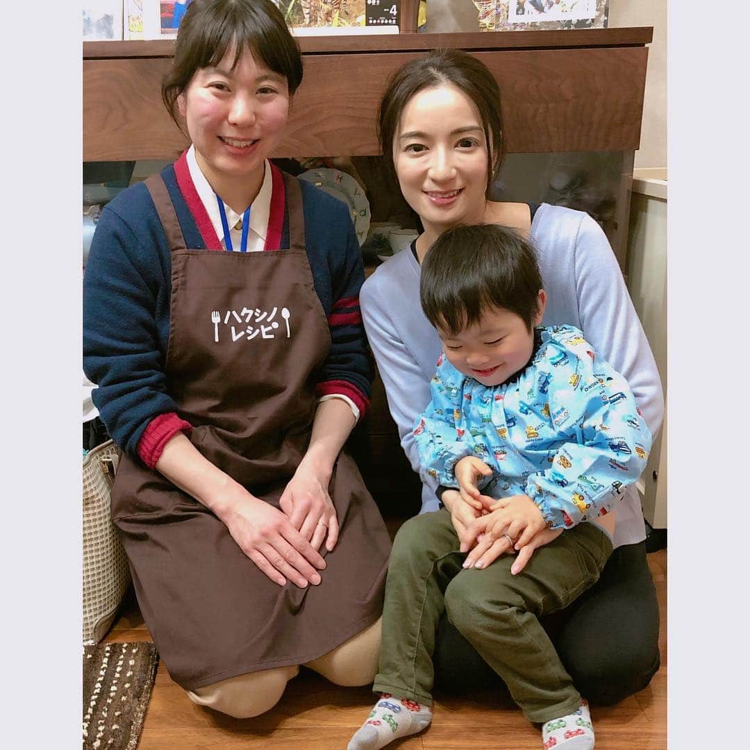 Mayuko Watanabe 渡辺真由子さんのインスタグラム写真 - (Mayuko Watanabe 渡辺真由子Instagram)「『ハクシノレシピ』に先日息子が初参加しました😃 『ハクシノレシピ』とはプロのエプロン先生が自宅に来て息子と一緒に料理を作るもの。 私はお買い物ありプランにしたので近所のスーパーに息子と一緒に必要なものの買い出しもして下さいました☺️👍 ・ 『ハクシノレシピ』は子供が主体的に料理に取り組むことで《自分で考えて主体的に行動できる子を育てる子》を育てることを目指しています！ なので、先生と息子の様子を時々見ていると 『冷蔵庫にこれがあるけど何使いたい？』 『他に使いたいものはある？』 『どんな料理作りたい？』 など息子に考えさせ、答えを引き出すように話をしていました😊✨ ・ 買い物時の約束・お料理のルールも事前に説明されていて、楽しそうに一生懸命ごはんを作っていました☺️💕 その間私はお家で好きなことできるのでこれまたありがたい😆笑 ・ 出来上がった料理は 8枚目🎶 「これ僕が作ったんだよー！」ととっても嬉しそうでした😆💗 そして味もとても美味しかった❣️ 今回お願いしたみなてぃ先生は子供に優しく安心できる空気があり、調理師免許を持たれているので料理の味もしっかり美味しかった😄 『子供に味見をさせてこの味が良い！という味にしています』とここでも子供の意見を尊重してくれていました😄 ・ 思考力・判断力・表現力が高まる『ハクシノレシピ』✨✨ これからの時代にはそういう子が必要になる時代なので大事ですね❤︎ また利用しようと思いました☺️💗 @hakushinorecipe  #ハクシノレシピ#ママ#3歳#料理に挑戦#子育て中#子育て中ママ#男の子#お手伝い#お料理男子#新しい習い事」3月19日 16時03分 - watanabe_mayuko
