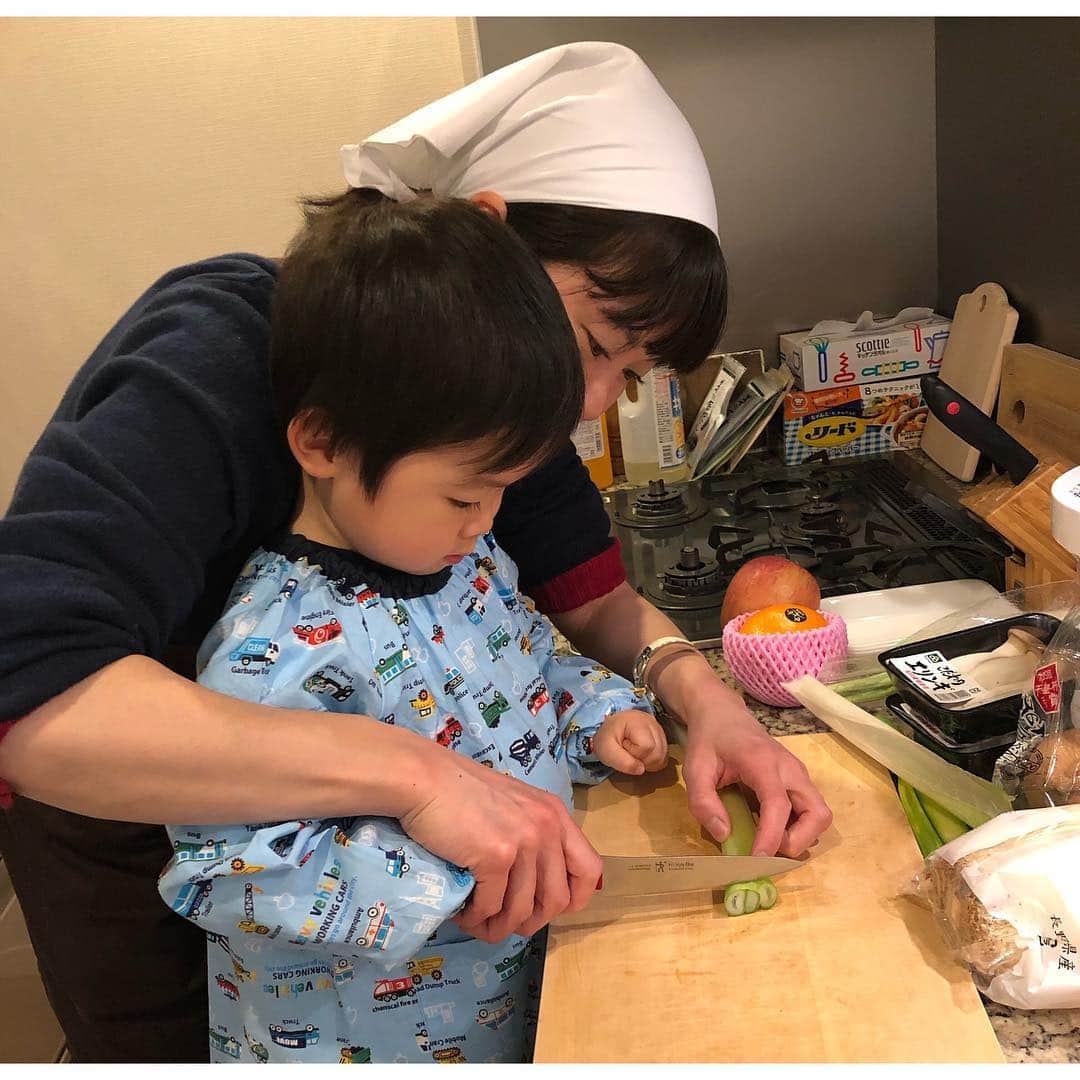 Mayuko Watanabe 渡辺真由子さんのインスタグラム写真 - (Mayuko Watanabe 渡辺真由子Instagram)「『ハクシノレシピ』に先日息子が初参加しました😃 『ハクシノレシピ』とはプロのエプロン先生が自宅に来て息子と一緒に料理を作るもの。 私はお買い物ありプランにしたので近所のスーパーに息子と一緒に必要なものの買い出しもして下さいました☺️👍 ・ 『ハクシノレシピ』は子供が主体的に料理に取り組むことで《自分で考えて主体的に行動できる子を育てる子》を育てることを目指しています！ なので、先生と息子の様子を時々見ていると 『冷蔵庫にこれがあるけど何使いたい？』 『他に使いたいものはある？』 『どんな料理作りたい？』 など息子に考えさせ、答えを引き出すように話をしていました😊✨ ・ 買い物時の約束・お料理のルールも事前に説明されていて、楽しそうに一生懸命ごはんを作っていました☺️💕 その間私はお家で好きなことできるのでこれまたありがたい😆笑 ・ 出来上がった料理は 8枚目🎶 「これ僕が作ったんだよー！」ととっても嬉しそうでした😆💗 そして味もとても美味しかった❣️ 今回お願いしたみなてぃ先生は子供に優しく安心できる空気があり、調理師免許を持たれているので料理の味もしっかり美味しかった😄 『子供に味見をさせてこの味が良い！という味にしています』とここでも子供の意見を尊重してくれていました😄 ・ 思考力・判断力・表現力が高まる『ハクシノレシピ』✨✨ これからの時代にはそういう子が必要になる時代なので大事ですね❤︎ また利用しようと思いました☺️💗 @hakushinorecipe  #ハクシノレシピ#ママ#3歳#料理に挑戦#子育て中#子育て中ママ#男の子#お手伝い#お料理男子#新しい習い事」3月19日 16時03分 - watanabe_mayuko