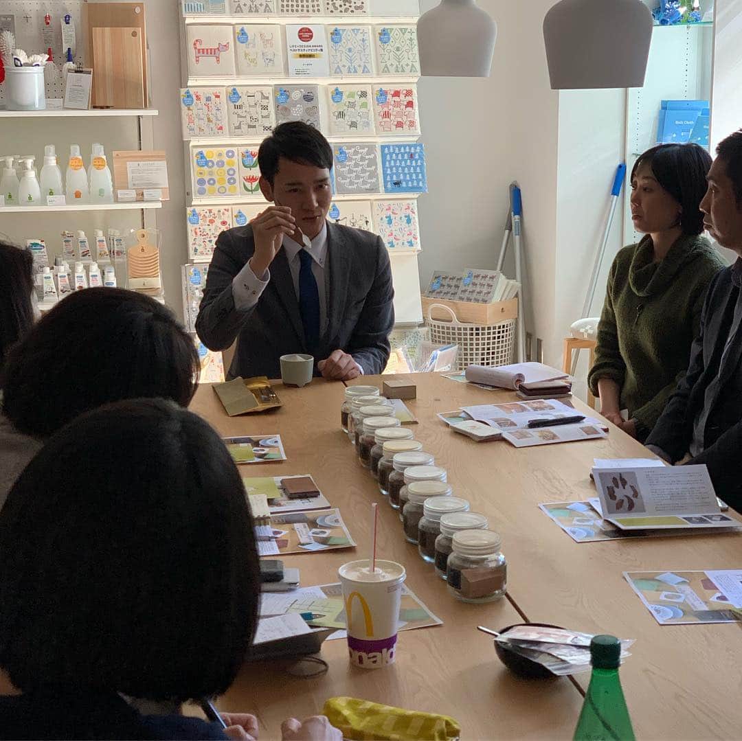 ecomfort（エコンフォート）さんのインスタグラム写真 - (ecomfort（エコンフォート）Instagram)「[お香体験会、聞香][匂袋作り体験会] . ecomfort HouseのオリジナルブランドSTYLE JAPANには小さな小さなお香のシリーズがあります。昨日は製造元の山田松香木店さんご協力の元、社内スタッフにてお香体験会を実施しました。 . お香は嗅ぐではなく「聞く」。お香の裏に秘められた歴史なども理解しながらお香を楽しむことを「聞く」というのだそうです。山田松香木店さんは京都に230年の歴史を持つお香屋さん。研修を実施して下さった藤原さんは先日、ニューヨークのメトロポリタン美術館でも聞香(聞香)体験を実施された経験もある方！貴重な香木を聞かせて貰ったり、香原料を混ぜて匂袋を作ったり、その奥深いお香の世界を堪能させて頂きました。 . STYLE JAPANの小さな小さなお香はそんなお香の世界を手軽に楽しめる商品。ギフトにもぴったりです。 . 聞香体験会や匂袋作りなどのワークショップも実施出来たら…と思っています。お香にご興味をお持ちの方、いらっしゃいますか？こんなワークショップいい！などあれば、ぜひ教えてください。お気軽にコメントくださいませ！ . #ecomfort #表参道 #今日の買い物が未来を変える #ecomfort House#お香 #お香立て #ワークショップ #ワークショップイベント #体験会 #聞香 #匂袋 #山田松香木店 #丁寧な暮らし #暮らし #暮らしの道具 #ていねいな暮らし #ていねいなくらし #日本 #japan #cooljapan #伝統 #線香 #香 #香木 #香原料 #漢方」3月19日 16時04分 - ecomfort_eoct