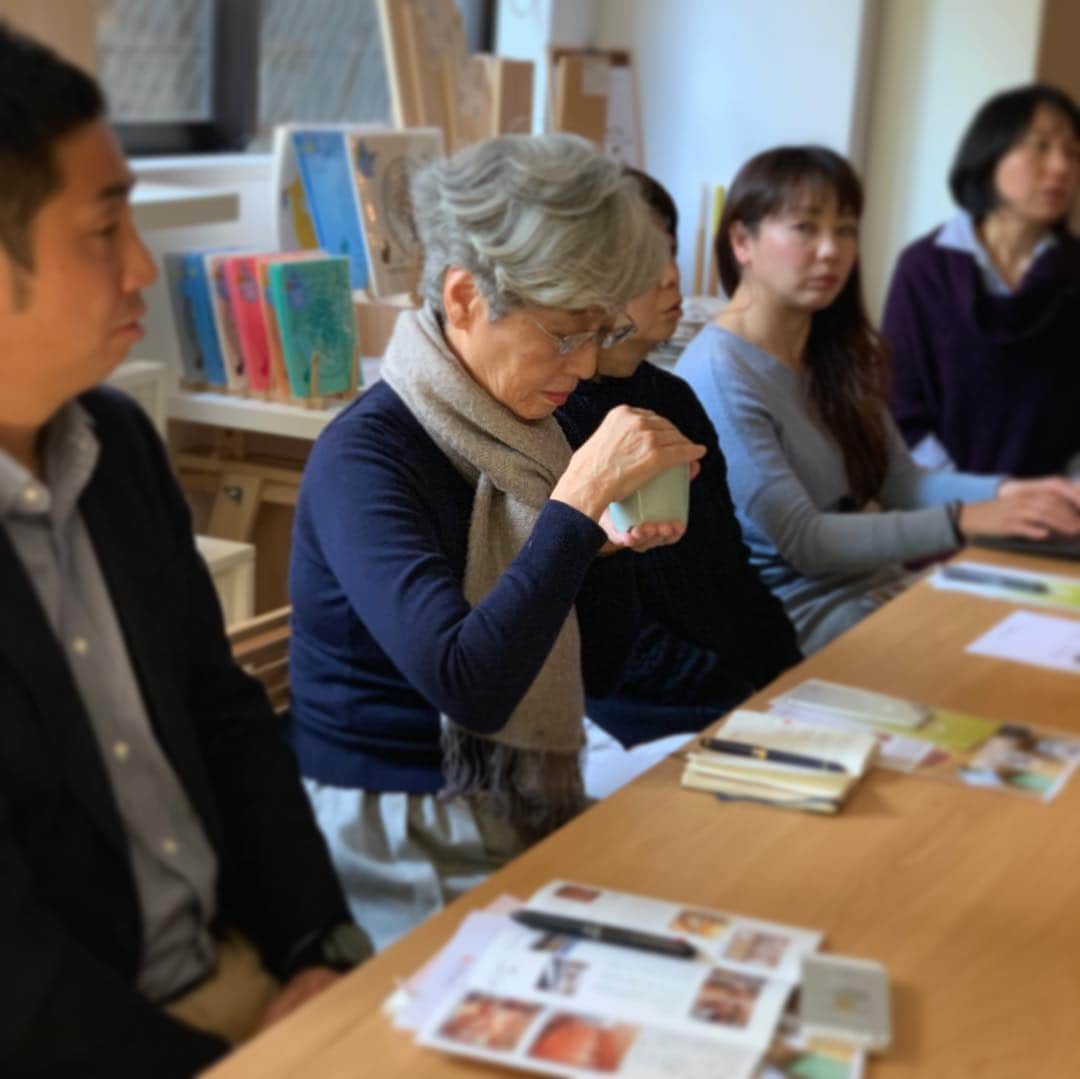ecomfort（エコンフォート）さんのインスタグラム写真 - (ecomfort（エコンフォート）Instagram)「[お香体験会、聞香][匂袋作り体験会] . ecomfort HouseのオリジナルブランドSTYLE JAPANには小さな小さなお香のシリーズがあります。昨日は製造元の山田松香木店さんご協力の元、社内スタッフにてお香体験会を実施しました。 . お香は嗅ぐではなく「聞く」。お香の裏に秘められた歴史なども理解しながらお香を楽しむことを「聞く」というのだそうです。山田松香木店さんは京都に230年の歴史を持つお香屋さん。研修を実施して下さった藤原さんは先日、ニューヨークのメトロポリタン美術館でも聞香(聞香)体験を実施された経験もある方！貴重な香木を聞かせて貰ったり、香原料を混ぜて匂袋を作ったり、その奥深いお香の世界を堪能させて頂きました。 . STYLE JAPANの小さな小さなお香はそんなお香の世界を手軽に楽しめる商品。ギフトにもぴったりです。 . 聞香体験会や匂袋作りなどのワークショップも実施出来たら…と思っています。お香にご興味をお持ちの方、いらっしゃいますか？こんなワークショップいい！などあれば、ぜひ教えてください。お気軽にコメントくださいませ！ . #ecomfort #表参道 #今日の買い物が未来を変える #ecomfort House#お香 #お香立て #ワークショップ #ワークショップイベント #体験会 #聞香 #匂袋 #山田松香木店 #丁寧な暮らし #暮らし #暮らしの道具 #ていねいな暮らし #ていねいなくらし #日本 #japan #cooljapan #伝統 #線香 #香 #香木 #香原料 #漢方」3月19日 16時04分 - ecomfort_eoct