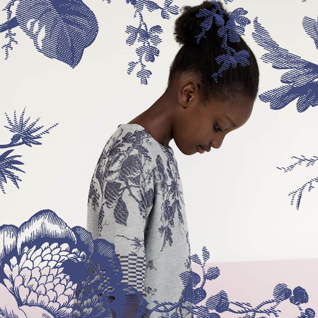 のインスタグラム：「Wash, dry, wear and repeat! With its traditional jacquard material from iconic Dutch tea-towel manufacturers @ddddd_kitchen , this dress takes easy-care, easy-wear to another level. ⁣ ⁣ #oilily #oililyworld #newcollection #ddddd #dutchdesign #collaboration #oililyxddddd #easycare #easywear」