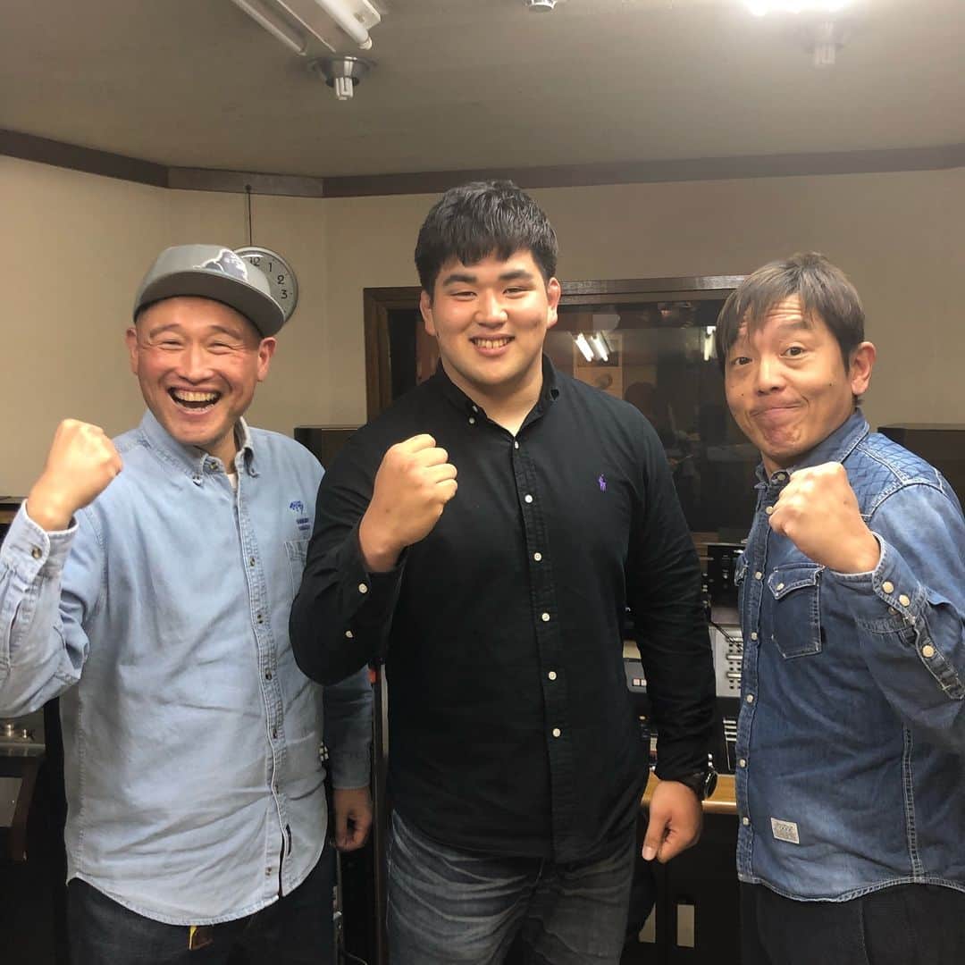 西尾季隆のインスタグラム：「‪僕たちのラジオ『 X-GUNの激烈ガッテム』に 明治大学ラグビー部の祝原涼介選手が ゲストに来てくれました！  大学選手権の話やあんな話。 ある事も披露してくれました。  ぜひお聞き逃しなく！ 聴けない地域の方はradikoプレミアムで！ 放送局、放送日時はこちら！  X-GUNの激烈ガッテム！ ゲスト 明治大学ラグビー部 祝原涼介選手 ●長崎放送(NBC) 3月20.27日  18:10～18:20 ●四国放送(JRT)徳島 3月20.27日  23:40～24:00 ●秋田放送(ABS) 3月22.29日  18:20～18:45 ●静岡放送(SBS) 3月23.30日  18:30～19:00 ●西日本放送(RNC)香川 3月23.30日  11:00～11:30 ●山梨放送(YBS) 3月24.31日  16:15～16:30 ●東北放送(TBC)宮城 3月24.31日  25:00～25:30 ‪#今年はラグビーイヤー‬」