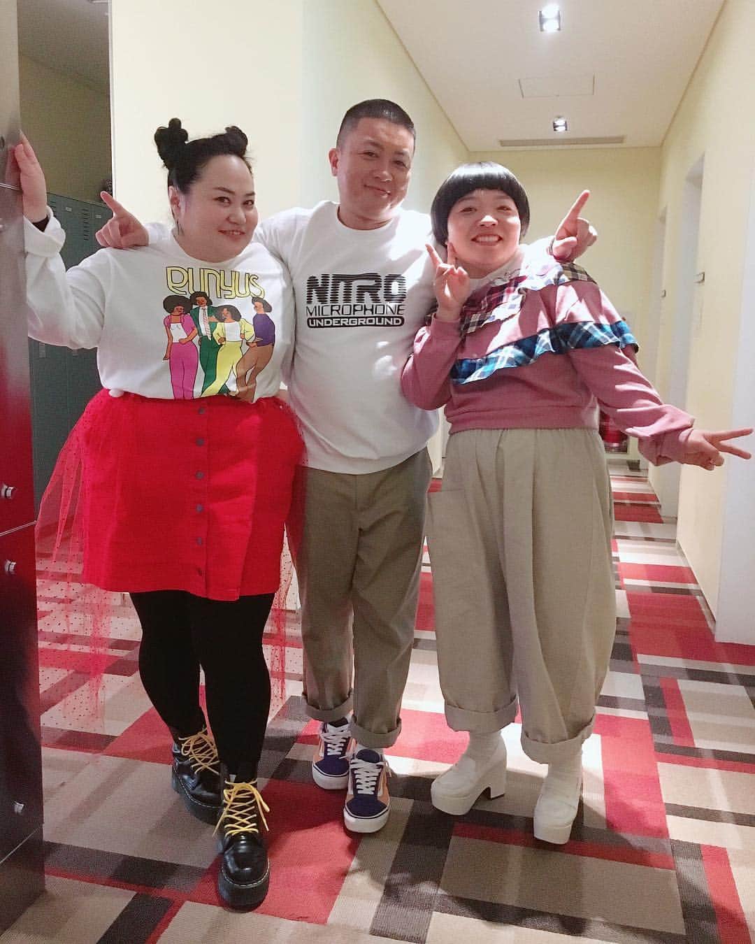 のインスタグラム：「#電波ジャック👚👗👠 こんにちは！ スタイリストです！ 今朝ストーリーでもアップしましたが、今日は朝から日本テレビさんの、#ZIP → #スッキリ → #バゲット と、本日19時から放送の #仰天ニュース の告知で電波ジャックした時の衣裳です！ バゲット終わり、 #ヒルナンデス に出演される、#チョコレートプラネット の松尾さんと廊下でお会いしたので、一緒に📸 今日はカジュアルなスタイリングですが、ほら。手がちゃんとIKKOさん👆🏻 スタイリストは、本当松尾さんが大好きであります！(お気に入りポイントはお腹です) オカリナ⭕️ チェックフリル付きピンクスウェット👉ちょいと前にSPINNSで購入 @spinns_official  白鳥つけ襟👉Romantic Standard @romantic_standard  ベージュワイドパンツ👉amatunal @amatunal_laforetharajuku  その他👉スタイリスト私物  ゆいP⭕️ ロンT&赤ミニスカート👉PUNYUS @punyus  ブーツ👉Dr.Martens @drmartens_japan  トップスのロゴに合わせてイエローシューレース🐥 赤ドットチュール👉HOYAJUKU @hoyajuku_macaronic  その他👉スタイリスト私物 服のアイテムがカラフルなので、イヤリングはわりとシンプルめにしました！ ちなみに▲です！ 本日3:30起きだったので、正直いつでも寝れる状態です！笑  #日テレ #世界仰天ニュース  #ZIP #スッキリ #バゲット #チョコレートプラネット さん #チョコプラ さん #松尾さん #おかずクラブ #okazugram」