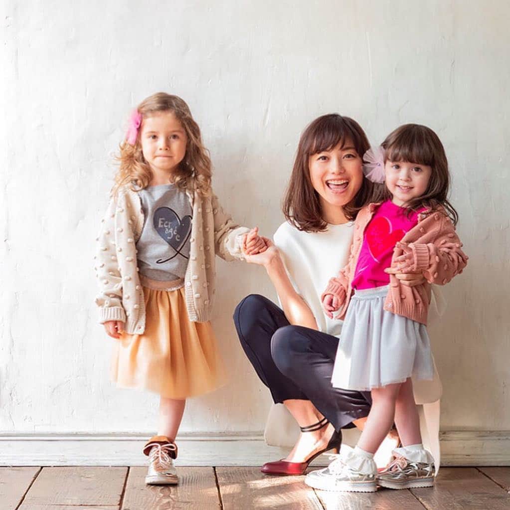 のインスタグラム：「蛯原英里さんプロデュースの子供服ブランド#ecragee とsmarbyのコラボスカートがsmarbyで限定発売されることになりました😊✨ .  3/22(金)21:00から販売スタートです❤️ . 蛯原英里さんのこだわりがいっぱい詰まったこちらのスカートは、キラキラとしたシャイニーなチュール生地を重ねふんわりと広がるデザインがポイント。  ウエストのフロント部分は、同じくメタリックな生地のフリルを寄せたデザインで、高級感も◎✨ 後ろで結ぶリボンで、最高に可愛く仕上げた一着となっています💓  お色はゴールドとシルバーの2色😊 限定100点ですので、気になったらぜひお早めにGETしてくださいね😘  #ecrageeXsmarby #スマービー  #smarby  #蛯原英里 #子供服 #チュールスカート #お誕生日コーデ #女の子コーデ #リボンスカート #エクラージェ」