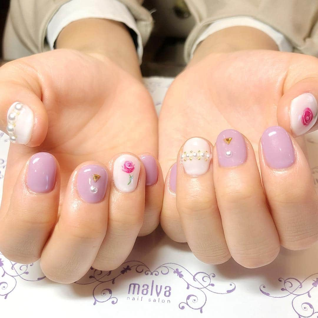 nailsalon malva（ネイルサロンマルヴァ）さんのインスタグラム写真 - (nailsalon malva（ネイルサロンマルヴァ）Instagram)「くすみカラーにバラアートが可愛いデザインです💕バラアートは手書きですので、ちび爪さんでも爪の大きさに合わせて描きます✨こちらのデザイン ベーシックプラス33でご予約出来ます❣️ nailsalon malva  ご予約はLINEからがオススメです☆ 🌙原宿LINE ID→《@malva》 ※@を忘れずに‼︎ 全てのアートや料金表はHPより http://www.malvanail.com/sp/  #malva#マルヴァ#ネイル#gelnail#nail#nailart#naildesign#nailstagram#ジェル#gel#ジェルネイル#ネイルデザイン#原宿ネイル#nailsalon#ネイルサロン#くすみネイル #森絵里香#malvaネイル#malvanail#ネイリスト募集#美甲#ロシアンマニキュア#ハンドネイル#バラネイル」3月19日 16時19分 - malva_nail