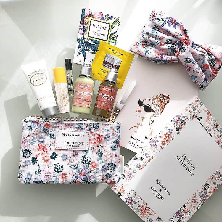 のインスタグラム：「❤︎❤︎❤︎ 今月の @my_little_box_japan は、 嬉しい @loccitane とのコラボ🌼 ・ ・ 香りも使い心地も大好きなファイブハーブスシリーズの シャンプー&コンディショナー(3枚目) ボディクリームやオードパルファム、 リップスクラブなどのサンプルも入っていました(4枚目) ・ ・ 毎回楽しみなオリジナルコスメは、 リップとしてもチークとしても使えるピンクブラッシュ。 見た目が黄色だったので驚きましたが、 塗るとキュートなピンク色になって可愛いかったです💗 ・ ・ 素敵な花柄のポーチや巾着、 ヘアターバンまでついていて(2枚目) 今月も盛り沢山な内容✨✨ ボックスもお洒落で可愛いので、 プレゼントとしても喜ばれそうですよね⑅◡̈* ・ ・ #mylittlebox#マイリトルボックス  #loccitane#ロクシタン #cosmetics#cosmetic#コスメ#美容 #コスメ好きさんと繋がりたい  #美容好きな人と繋がりたい  #置き画#置き画くら部#置き画倶楽部#locari#ロカリ#beaustagrammer#ビュースタグラマー」