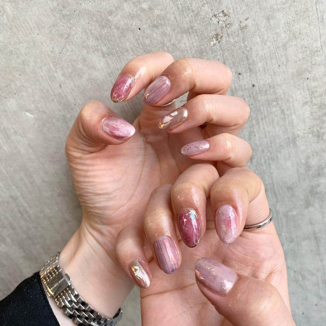 RUBY&ONYX by Kanako Miuraのインスタグラム：「ピンクでニュアンス💗🍓💗🍓 ・ ・ INSTYLE BLOGにて、角質ケアについて取材していただきました！ 正しいセルフケア方法や臭いの原因などについて説明させて頂いてます。 ・ "溜まりすぎた角質ケアはセルフでは無理？ネイリスト直伝の正しいケア方法" ・ サロンのプロフィール画面のリンクからどうぞ😊 是非、ご覧ください！ ・ ・ ・ 角質ケアキャンペーン👣 ・ 好評につき3月末まで延長🤗 期間中ジェルネイルまたはポリッシュカラーをされたお客様に足裏の角質ケア&ゴマージュ(通常価格¥3780)をプレゼント致します！ 乾燥する冬にこそつるつるのお足元で快適にお過ごしください。 ※ネイルはハンドでもフットでも可 ※ご予約の際に角質ケアご希望の旨お伝えくださいませ。  3/20 13:30〜,14:30〜 3/21 12:00〜.14:60〜.17:00〜 ご案内可能です。 お気軽にお問い合わせくださいませ💫 ・ ・ #daikanyama#nailsalon#nail#gelnail#rubyandonyx#summer#summernails#handnail#mode#cool#studs#menscare#ART#winternails#nuancenails#メンズネイル#メンズケア#定額制ネイル#通い放題#ジェルネイル#ネイル#ノーサンディング#フットケア#大人ネイル#フットネイル#シンプルネイル#代官山ネイルサロン#トレンドネイル#ショートネイル」