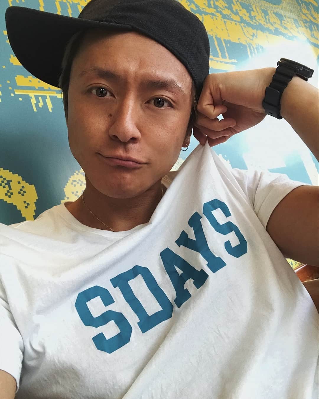 内山麿我のインスタグラム：「・ #sdays この生地まじ着やすい！ テロテロしてるのが好きな僕としては最高です。 勝手に海辺に来た気になりますw ・ この生地でTシャツ作りたい！ ・ #まろ #maro #mensfashion #mensmodel #japanesemen #dance #dancer #singer #artist  #free #freedom #tokyofashion #sdays #surfbrand #beach #surffashion #california」