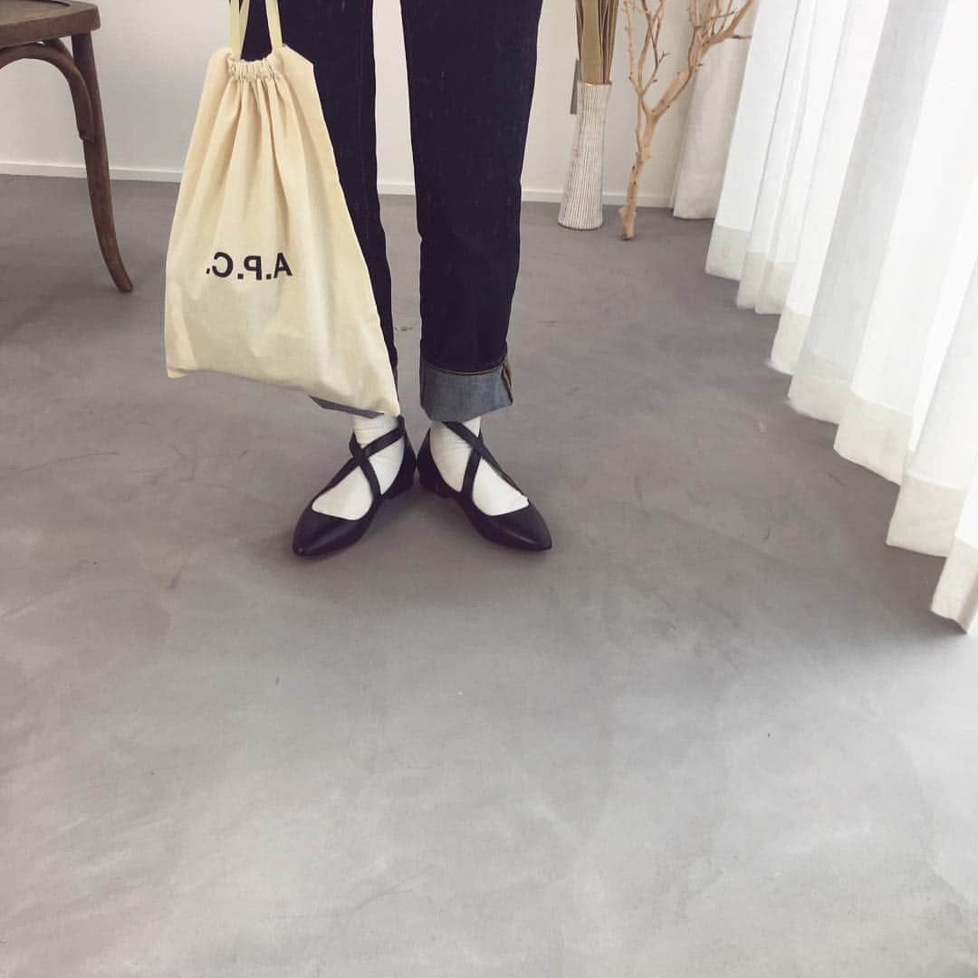 CONFIDENCE akinaのインスタグラム：「・ もう一足届いた @apc_paris はこれ♡ 見るより履いたらアウトやったやつ♡ 早速撮影で使う🥺♡ デニムは @gu_for_all_ @gu_global の  #ハイウエストストレートジーンズ  履きやすくて好きなやつ♡ ・ ・ ・ #cft_code  #プチプラファッション #プチプラ #ジーユー #ユニクロ #ユニジョ #カジュアル #カジュアルコーデ #ファッション #コーディネート #コーデ #ザラ #ザラジョ #今日のコーデ #今日の服 #きょコ #お洒落さんと繋がりたい#おしゃれさんと繋がりたい#低身長コーデ #置き画くら部 #apc #gu #デニムコーデ #靴下 #足元倶楽部 #足元 #足元コーデ #バレエシューズ #靴好き」