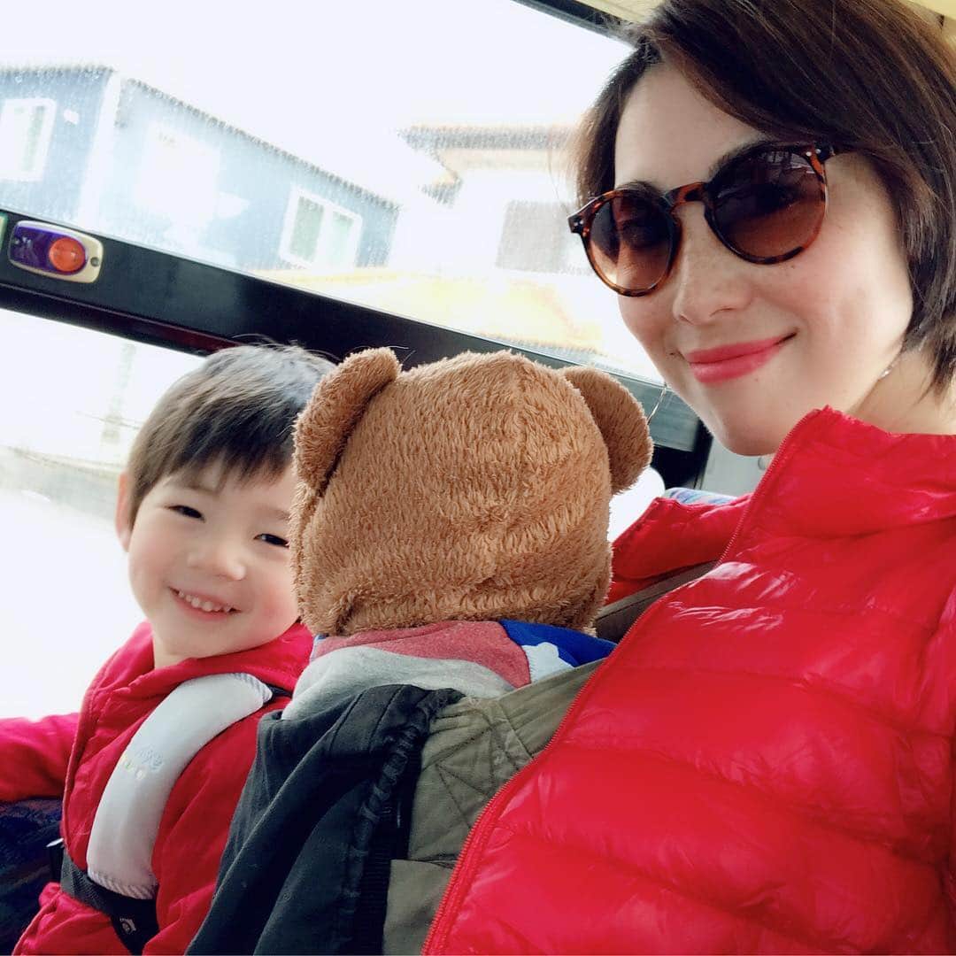 のインスタグラム：「息子とお揃いコーデの日❤️✨ 赤いダウンジャケットにインナーグレイにして、千鳥格子のパンツ👖履いてリュックを背負ってお揃コーデの出来上がり〜〜🤗🎶 いつか息子に恥ずかしいとか言われちゃうときが来るんだろうな😅💦それまでは良いよね🌼🤗🎶 カジュアルコーデにはシンプルモードな曲線ピアスがしっくりくるかな✨ #息子とおそろい #son #さとうやすえ #mama #佐藤康恵 #yasuesato #ysjewel #actress #model #二児の母」