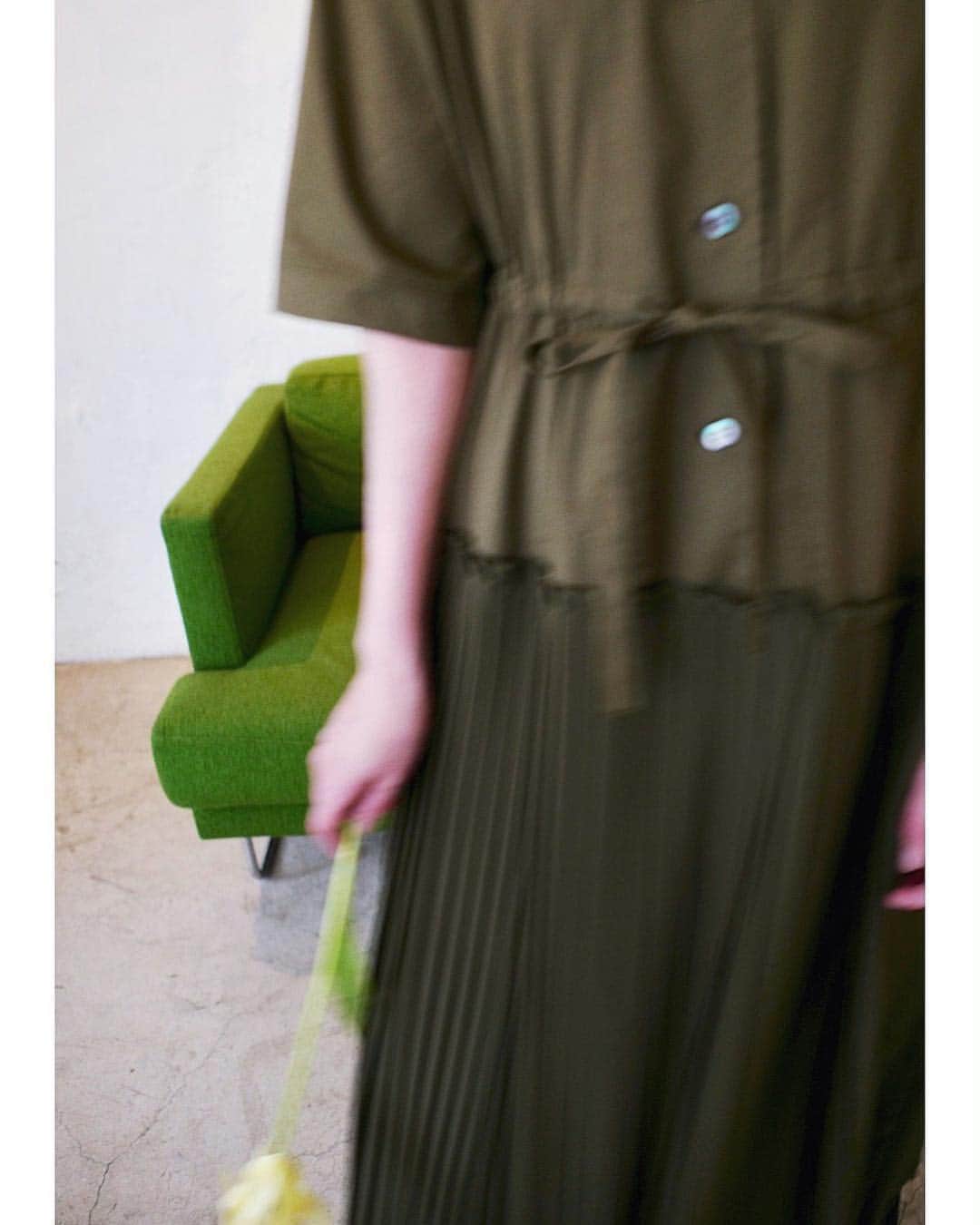 clane_officialさんのインスタグラム写真 - (clane_officialInstagram)「■NEW ARRIVAL 3/20(水)発売の新作アイテムをご紹介。 . ミリタリーデザインのワンピース。 上はブロードの綿シャツデザインで、程よい光沢感が上品なカジュアルワンピース。プリーツ部分はスカートと同じくシフォンで異素材のコンビが1枚で着ても様になるデザイン。 PLEATS ONE PIECE ¥28,000+tax カラー：ベージュ、ネイビー、カーキ . アプリからお得なクーポンが配信！ 3月20日からアプリを登録している方限定で、お得な1,000円OFFクーポンが配信されます。クーポンは3月20日〜26日までの期間中10,000円（税抜）以上お買い上げで、CLANE全店舗とCLANE ONLINE STOREでご利用いただけます。まだアプリをダウンロードされてない方は、この機会にぜひご登録ください。 ※オンラインストアは3月20日0:00〜3月26日23:59まで有効です。 ※期間中1回のみご利用いただけます。 #CLANE#クラネ」3月19日 16時50分 - clane_official