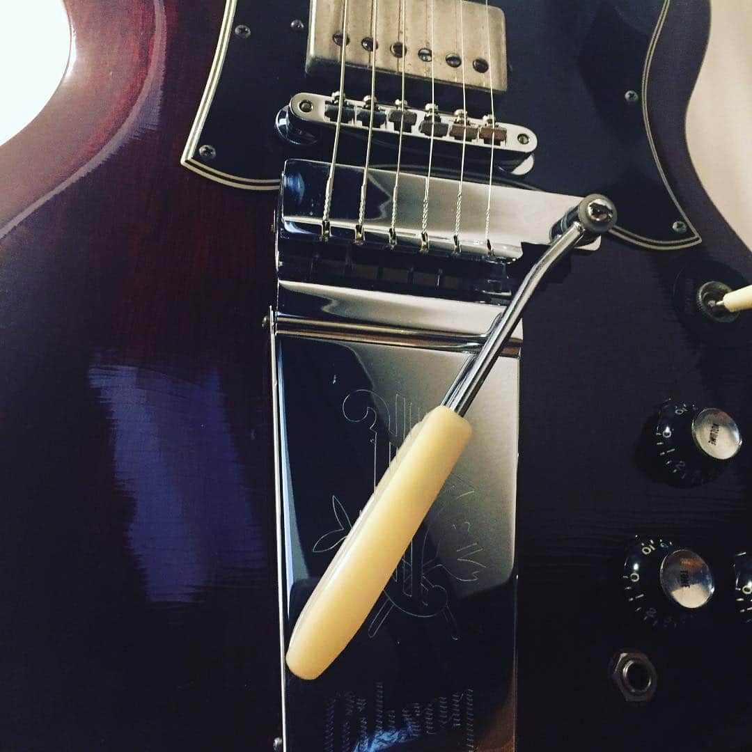 岸田繁さんのインスタグラム写真 - (岸田繁Instagram)「Gibson SGのトレモロユニットの雑な感じとアームの形状だいすき」3月19日 16時51分 - kishidashigeru