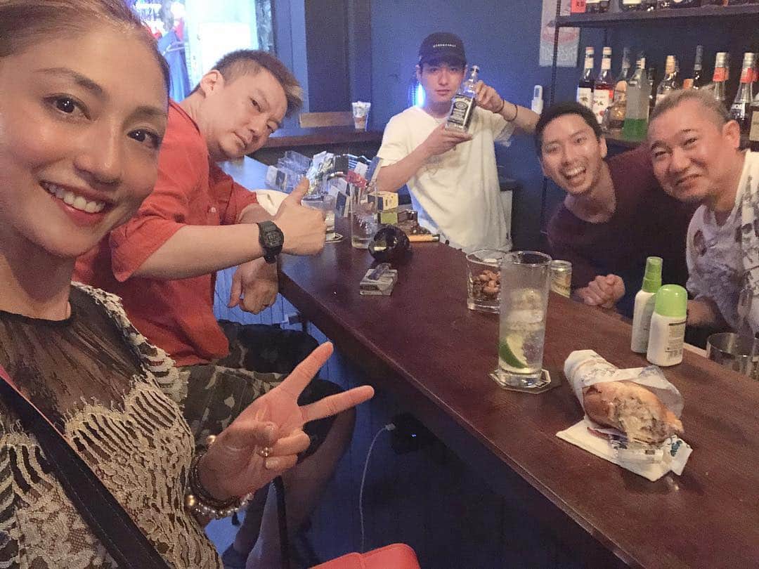 のインスタグラム：「ベトナム🇻🇳VOL.21 ありがとう😊ベトナム。 美味しいバインミーサンド! @xiushen1213 が買ってきてくれ食べながら飲みスタイルに入った私。 最後は和食屋さんに入りゆっくりお酒を飲んで空港へ！ 寂しかったなー また行きたい！すぐに！ @ami_nakagawa_  @yoheitakagi_joker  @joker_the_barber_bar  #中川愛海 #ベトナム #ホーチミン #オープニングイベント #有言実行 #バーオープン #ありがとう #また来ます #飲みすぎた #結果が全て」