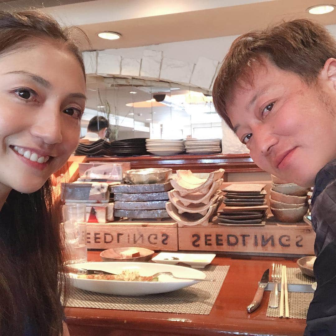 中川愛海さんのインスタグラム写真 - (中川愛海Instagram)「ベトナムから🇻🇳帰りは飛行機取り間違えいたのもあり節約のため関西経由でお墓参りもかねて岸和田へ！昼はよしくんがランチ連れてってくれ夜は久しぶりパパと二人でごはん。昔小さい頃から通う焼肉屋「ますや」へからの先輩のぼんちゃんがオープンしたバーへお祝い兼ねて飲みに行ったらぼんちゃんがバースデー祝いしてくれた！「laba-laba」めちゃくちゃよい店だった！紹介したくよしくんを呼び出し合流！ 楽しかったー またアミュランにもご紹介します！ @bo_n_ta  @ami_nakagawa_  #中川愛海 #岸和田 #地元 #先輩 #パイセン #仲良し #ありがとう #バースデープレート #サプライズ #シュールにしてクール #ありがとう❤️ #labalaba」3月19日 16時59分 - ami_nakagawa_