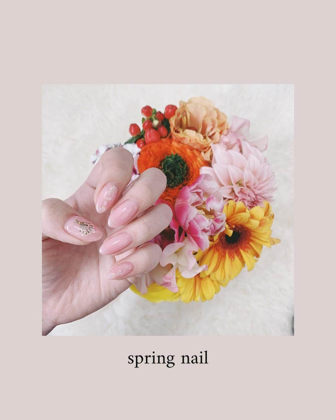 金ケ江悦子さんのインスタグラム写真 - (金ケ江悦子Instagram)「* changed to the spring nail🌸 ・ ・ 春らしいピンクの押し花ネイルにしてみました💅 白い花束ネイルと、光にあたると薄っすら輝くシェルネイルが指先をしなやかに魅せてくれます❤︎ @bijou_japan ・ ・ #nail #naildesign #flowernail #pinknail #springnails #オシャレネイル #ネイル #春ネイル #ピンクネイル #花束ネイル #押し花ネイル #悦子ネイル」3月19日 17時08分 - etsuko_kanagae