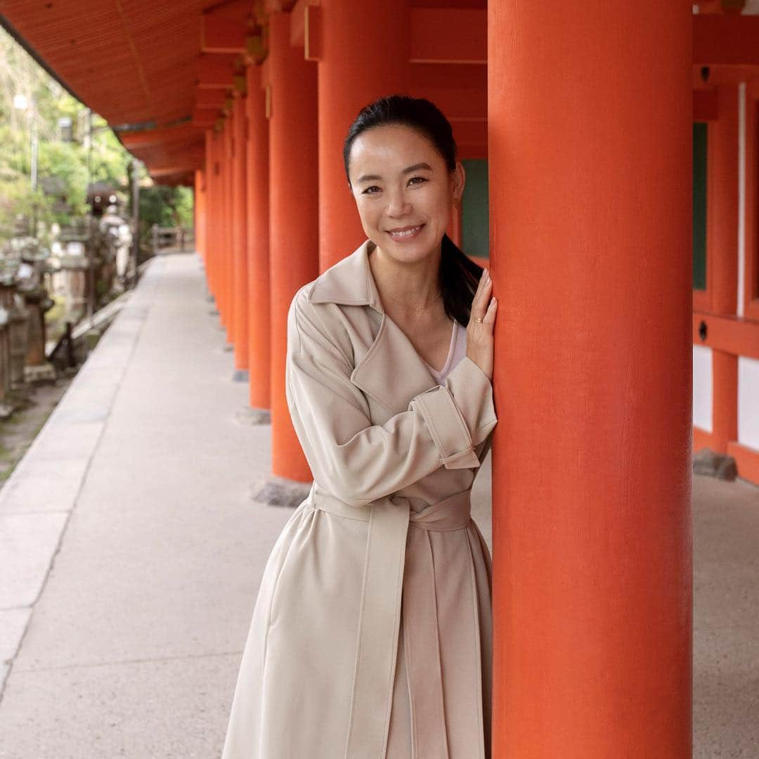 Clé de Peau Beauté Officialさんのインスタグラム写真 - (Clé de Peau Beauté OfficialInstagram)「“Education gave me the confidence to not be afraid.” - Naomi Kawase  Program Contributor, #NaomiKawase shot by #TierneyGearon for the #PowerOfRadiance program. Launching soon.  Captured at Kasuga Shrine, by special permission.  Makeup: #CleDePeauBeaute Hair: #NoLi Stylist:#DemiDemu」3月19日 17時12分 - cledepeaubeaute