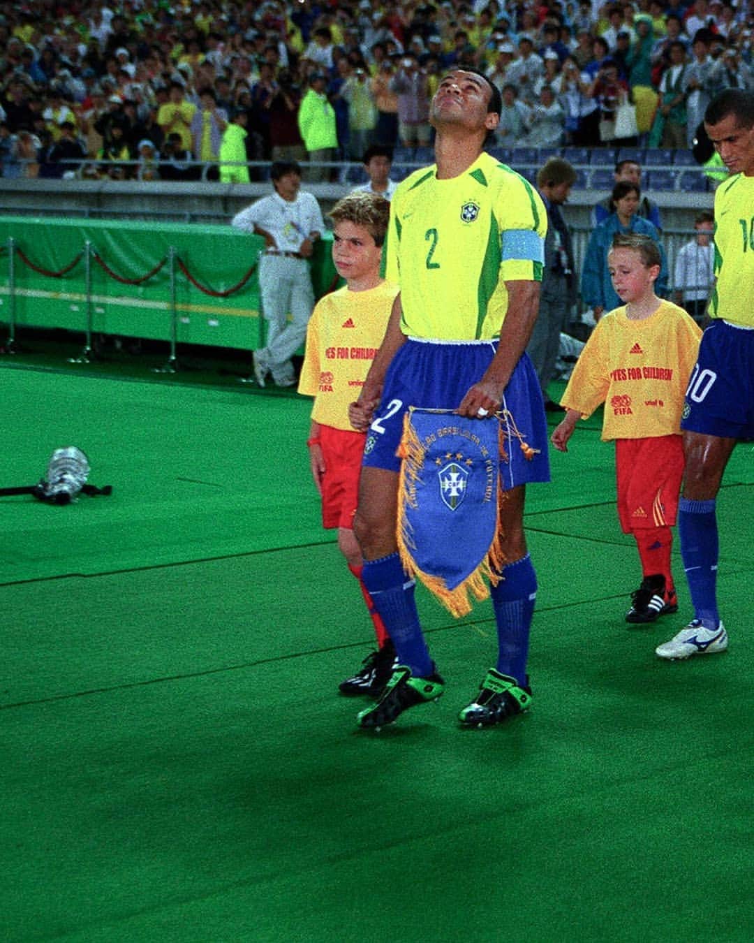 FIFAワールドカップさんのインスタグラム写真 - (FIFAワールドカップInstagram)「Which legendary captain is leading his team out beside Brazil's Cafu? 🤔 Swipe right to find out 👉👀 #TuesdayTease #WorldCup」3月19日 17時24分 - fifaworldcup