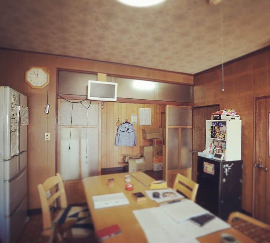 永家舎(えーうちや) 福井 工務店 古民家再生 リフォームさんのインスタグラム写真 - (永家舎(えーうちや) 福井 工務店 古民家再生 リフォームInstagram)「オープンキッチン・オリジナルのダイニングテーブル・薪ストーブと、住まいの再生に合わせた楽しみいっぱいの空間に。(築60年・福井市/K様) . . その他の実例はこちら…👉( @e_uchiya ) . . #永家舎#えーうちや #福井#fukui#福井県#福井市#リノベーション#リフォーム#古民家再生#古民家リノベーション#再利用#福井工務店#暮らし#自然素材#無垢の家#木の家#マイホーム#myhome#interior #ダイニング#キッチン#薪ストーブ#テラス#ウッドデッキ#造作家具#オープンキッチン#タイル#収納#自然素材の家#施工事例 . ▼永森建設(新築)の実例はこちら @nagamorinomori」3月19日 17時18分 - e_uchiya