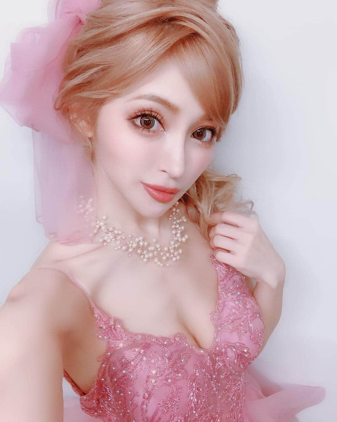 小原優花さんのインスタグラム写真 - (小原優花Instagram)「今回の関西コレクション💗Tikaさん💗《 @dress_tika 》ステージで着用した衣装です✨👗✨ ・ 背中あきのテールロングで、ボリュームのあるフリルとキラキラの刺繍がとっても素敵なドレスでした🥰♡♡ ・ 付属のストールはリボンにして頭につけてもらいました🎀🐇 ・ この大人っぽいローズピンクとリップの色を合わせたよ💄🌸 こちらのドレスはもうすぐ発売されるそうです！！🥺💎💕💕💕💕 ・ ・ ヘアーはナミナミさん《 @naminamikajiwara 》がボリューミーなポニーにしてくれました❤️👱🏻‍♀️✨ ・ 関コレのたびにドレスに合わせてナミナミさんが作り込んでくれる特別なセットが大好きです😭❣️ ・ ウェディングで参考にしてくださる方もいらっしゃるみたいで嬉しいです🥺💗💗 ・ ・ 今回も可愛い衣装とヘアーで出演させて頂き、ありがとうございました🙏🏻😌💓✨✨✨ ・ ・ #tika #ティカ #ドレス #dress #新作 #pink #ヘアセット #ヘアメイク #ナミナミさん #ベルグロー #関西コレクション #関コレ #2019SS」3月19日 17時20分 - yunkoro519