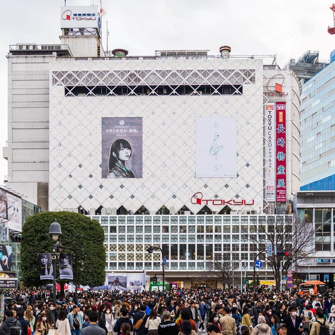 DAOKOさんのインスタグラム写真 - (DAOKOInstagram)「31日まで、渋谷駅ハチ公口・モアイ像口にBeatsの広告がどどんとっ。発見して下さい👀 @BeatsbyDre  #beatsbydre  #ワタシたちが新色」3月19日 17時25分 - daoko_official