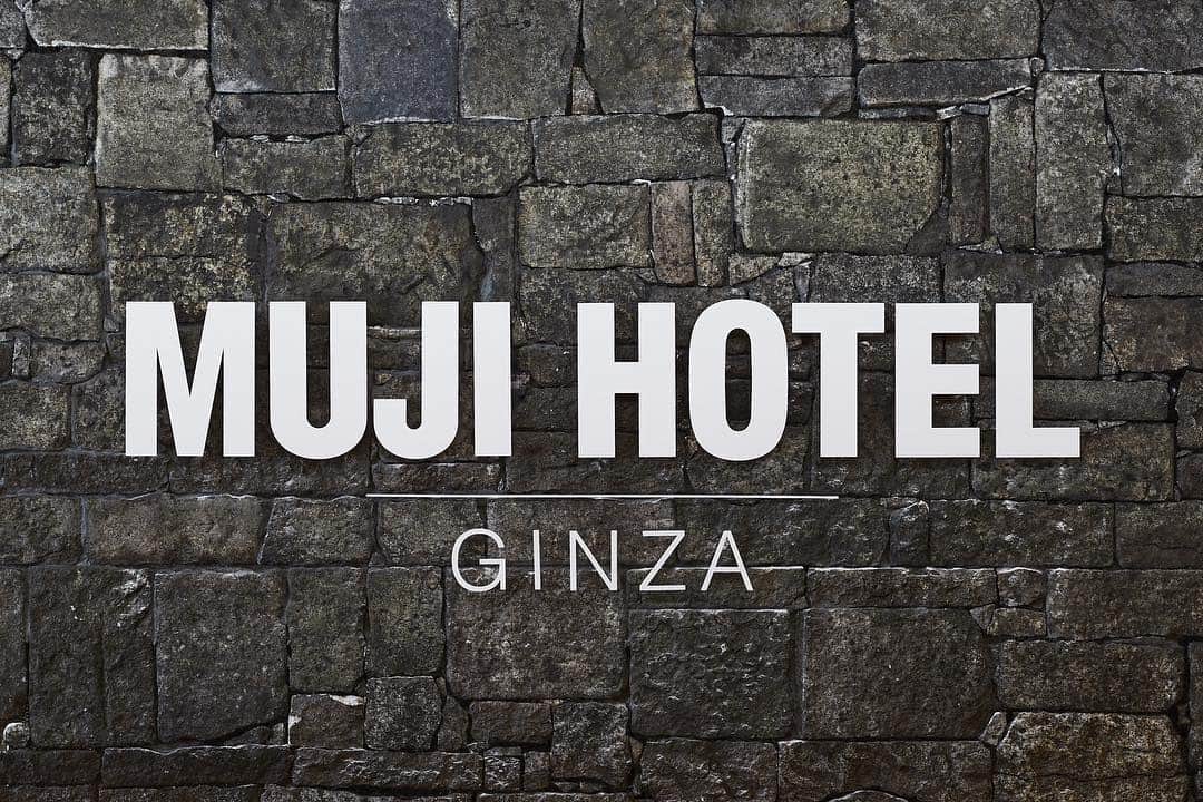 無印良品さんのインスタグラム写真 - (無印良品Instagram)「無印良品は、日本初となる無印良品のホテル「MUJI HOTEL GINZA」を4月4日（木）東京・銀座に開業いたします。また、明日3月20日（水）より、MUJI HOTEL公式ウェブサイトにて宿泊予約を開始いたします。 MUJI HOTELは、「アンチゴージャス、アンチチープ」をコンセプトに、ちょうど良い価格で良く眠れ、旅先において体と心を整える空間と、宿泊客と土地をつなげるサービスを提供します。中国の深セン、北京に続く3か所目として、無印良品の世界旗艦店「無印良品 銀座」とともに開業する「MUJI HOTEL GINZA」は、6階にフロントを設置、7～10階で79部屋の客室を提供します。 - MUJI will open MUJI HOTEL GINZA, the first MUJI HOTEL in Japan, on 4 April 2019. Reservation will be available at the official website of MUJI HOTEL from Wednesday, 20 March 2019. The "anti-gorgeous, anti-cheap" MUJI HOTEL offers great sleep at the right price, provides a space supporting both body and soul while away from home, and connects travellers to local communities. Ginza will be the third location following Shenzhen and Beijing. MUJI HOTEL GINZA will open together with the global flagship store MUJI GINZA. There will be a reception and the restaurant "WA" on the sixth floor and a total of 79 guest rooms from 7th to 10th floor. - - #無印良品 #MUJI #MUJIGINZA #MUJIHOTEL #TOKYO #GINZA」3月19日 17時26分 - muji_global