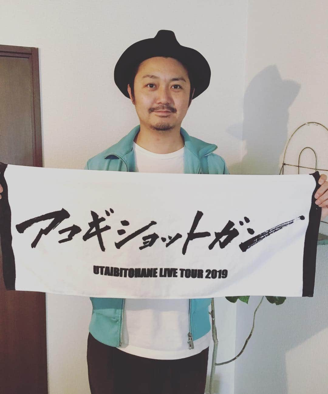 本多哲郎さんのインスタグラム写真 - (本多哲郎Instagram)「唄人羽九州ツアー2019「アコギショットガン」フェイスタオル通販開始  先週よりスタートしました、唄人羽九州ツアーのグッズ通販をHPでも本日より販売開始いたしました。  力強い筆書きで、存在感たっぷりのデザインとなっております！タオルの産地”四国今治”で染めて作りました。  通販詳しくは唄人羽HPをご覧ください！」3月19日 17時27分 - hane_tetsu