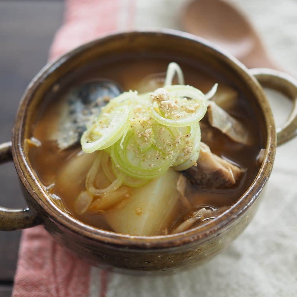 のインスタグラム：「うどんを入れても美味しい。サバ缶とキムチって罪深いくらい合う！「サバキムチスープ」を花粉症の季節におすすめしたい理由【北嶋佳奈】  https://www.hotpepper.jp/mesitsu/entry/kanakitajima/19-00048  #メシ通 #グルメ #サバ缶 #キムチ #スープ #うどん #レシピ #レシピブログ #北嶋佳奈 #神奈川 #mackerel #kimchi #soup #udon #easy #delicious #recipe #recipeblog #kanakitajima #kanagawa #japan」