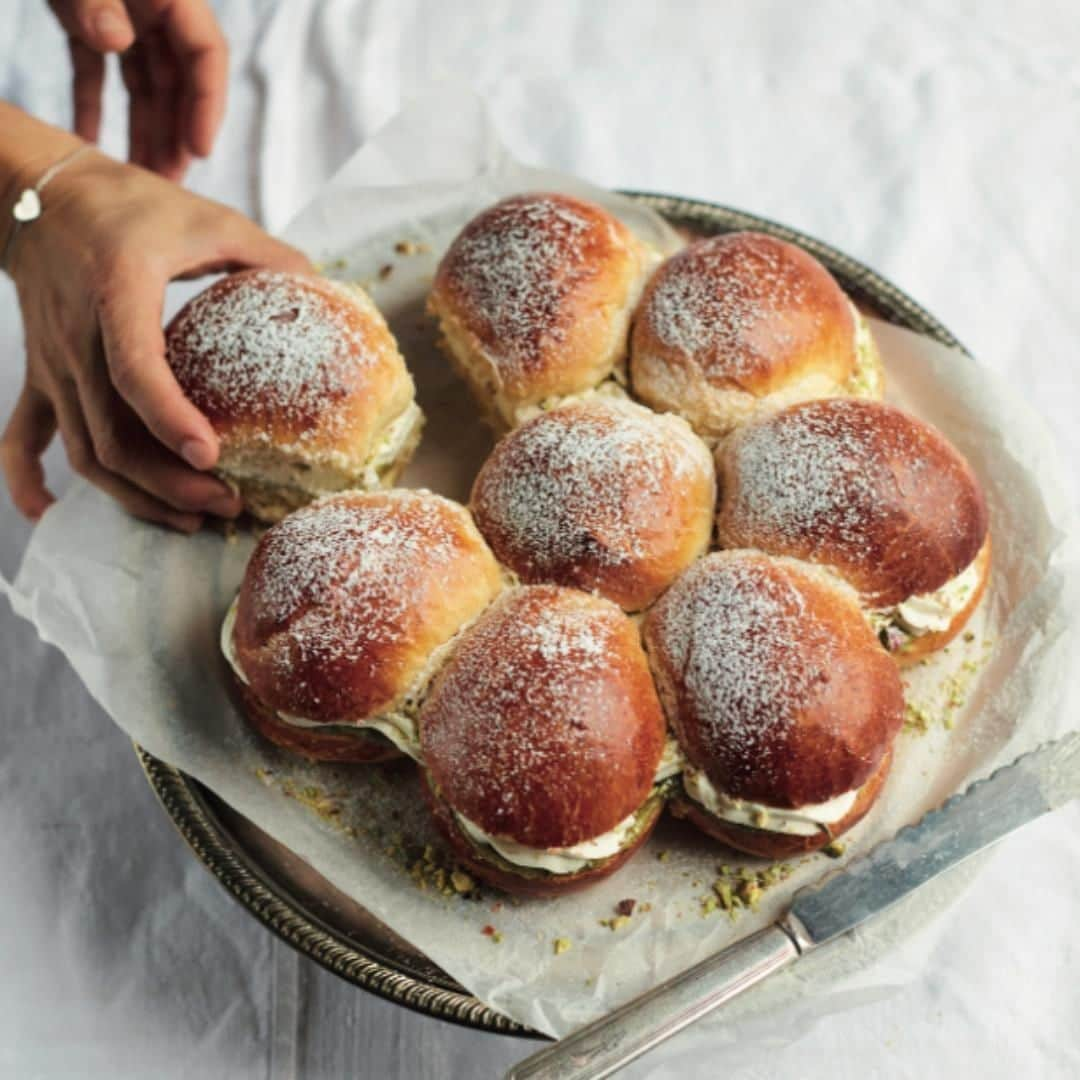 レイチェル・クーさんのインスタグラム写真 - (レイチェル・クーInstagram)「My cream bun cake is a bit of a mash-up of French Tropézienne and Swedish semla 🇫🇷🇸🇪 Packed with cardamom-spiked cream and pistachio marzipan, you'll be tempted back for seconds of this delicious hand-held dessert 😋 Recipe in #TheLittleSwedishKitchen 👉 link in bio to get your copy. 📸: @davidloftus | Food Styling: @frankie_u | Prop styling: @berlin_linda . . . . . . . . . . . #rachelkhoo #littleswedishkitchen #dessert #buns #spring #recipe #swedishfood #sweden #baking #pudding #semlor」3月19日 17時30分 - rachelkhooks