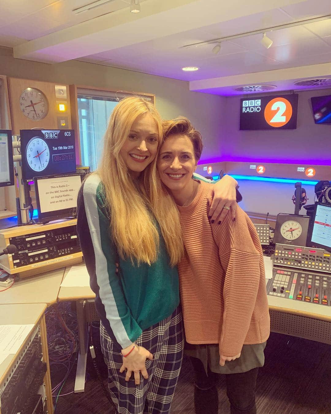 ファーン・コットンさんのインスタグラム写真 - (ファーン・コットンInstagram)「The phenomenal @vicky.mcclure on today’s breakfast show on @bbcradio2 talking all things line of duty! 👌🏼」3月19日 17時41分 - fearnecotton