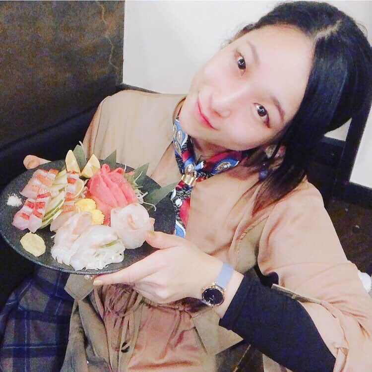 世手子さんのインスタグラム写真 - (世手子Instagram)「I went to a Red snapper specialty store to celebrate the move with Liakulea coordinate･:*+.\(( °ω° ))/.:+ EVERYONE,good comments thanks ٩(^‿^)۶ I will keep uploading more wonderful pictures(^_^)v So look them up(^з^)-☆ https://item.woomy.me/c/33960 @zonbun4649 #金目鯛専門店 #ぞんぶん へお引越しのお祝いで家族で行ってきたよ(((o(*ﾟ▽ﾟ*)o)))♡ 春らしい @liakulea_japan #liakulea コーディネートでるんるん（＾Ｏ＾☆♪ クーポンコードも発行！「rojide」の使用で10％OFF★ キラキラな #腕時計 で  金目鯛のしゃぶしゃぶと金目鯛の炙り押し寿司コースを堪能♪( ´θ｀)ノ 天然真鯛のつみれ汁 #金目鯛のお刺身 (ﾟ∀ﾟ) 金目鯛の炙り押し寿司 (=´∀｀) #金目鯛のしゃぶしゃぶ  #金目鯛出汁 の雑炊(^O^) 春爛漫 #時計 （＾◇＾） そして春は爽やかに金目鯛が美味しい(*´Д｀*) もうすぐライブだがんばるーん♪(*^^)o∀*∀o(^^*)♪ #腕時計倶楽部 #手元倶楽部 新宿 ぞんぶんで検索してねー！ Casting by @woomy.restaurant」3月19日 17時48分 - rojide