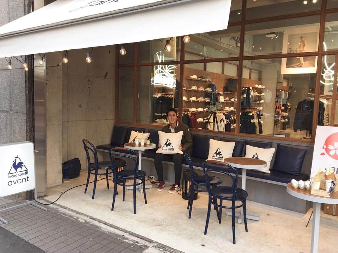 綿貫陽介のインスタグラム：「ルコックスポルティフ アヴァン原宿店にお邪魔して来ました！ ルコックの私服向けの洋服が沢山置いてあります！おしゃれな洋服はもちろんトレーニングウェアなどで培った機能性が使われている洋服もあります！ カフェもあり新鮮な卵のプリンと珍しい卵シェイクとっても美味しかったです！その他にも軽食が置いてあります！ お店自体がとてもおしゃれでインスタ映えする事間違えなし！😏是非一度足を運んでください！ #lecoqsportif #lecoqsportifavant  @lecoqsportif_avant  @lecoqsportif_jp  #私服 #おしゃれ #インスタ映え #インスタ映えスポット #インスタ映えカフェ #プリン #シェイク  #プロテニスプレイヤー #tennis #instagood #instalike #like4like」
