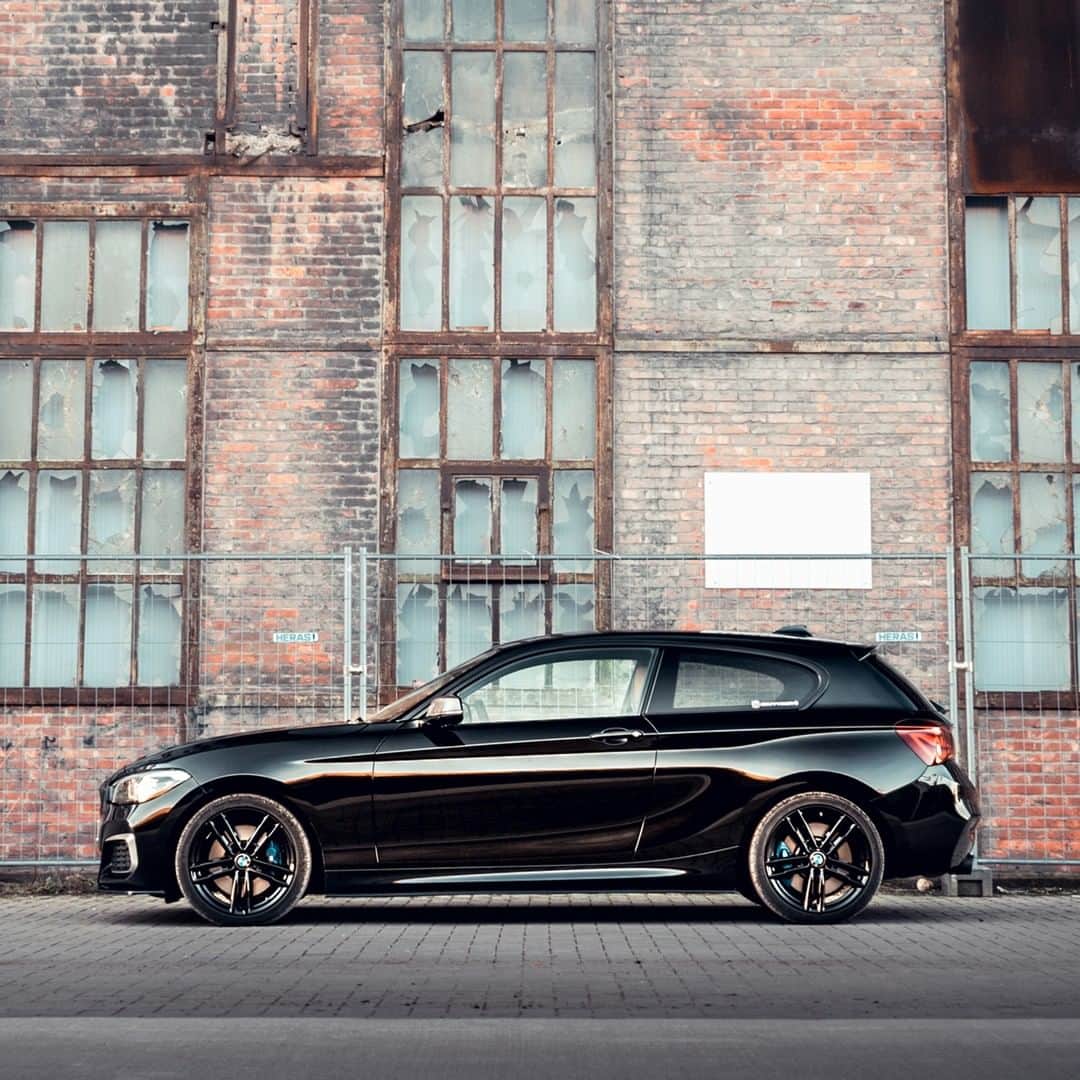 のインスタグラム：「Always stunning, always stylish.  The BMW M140i. #BMWrepost @mr.revmatch #BMW #1Series –– BMW M140i 3-door: Fuel consumption in l/100 km (combined): 7.4. CO2 emissions in g/km (combined): 169 - 168. The values of fuel consumptions, CO2 emissions and energy consumptions shown were determined according to the European Regulation (EC) 715/2007 in the version applicable at the time of type approval. The figures refer to a vehicle with basic configuration in Germany and the range shown considers optional equipment and the different size of wheels and tires available on the selected model. The values of the vehicles are already based on the new WLTP regulation and are translated back into NEDC-equivalent values in order to ensure the comparison between the vehicles. [With respect to these vehicles, for vehicle related taxes or other duties based (at least inter alia) on CO2-emissions the CO2 values may differ to the values stated here.] The CO2 efficiency specifications are determined according to Directive 1999/94/EC and the European Regulation in its current version applicable. The values shown are based on the fuel consumption, CO2 values and energy consumptions according to the NEDC cycle for the classification. For further information about the official fuel consumption and the specific CO2 emission of new passenger cars can be taken out of the „handbook of fuel consumption, the CO2 emission and power consumption of new passenger cars“, which is available at all selling points and at https://www.dat.de/angebote/verlagsprodukte/leitfaden-kraftstoffverbrauch.html.」