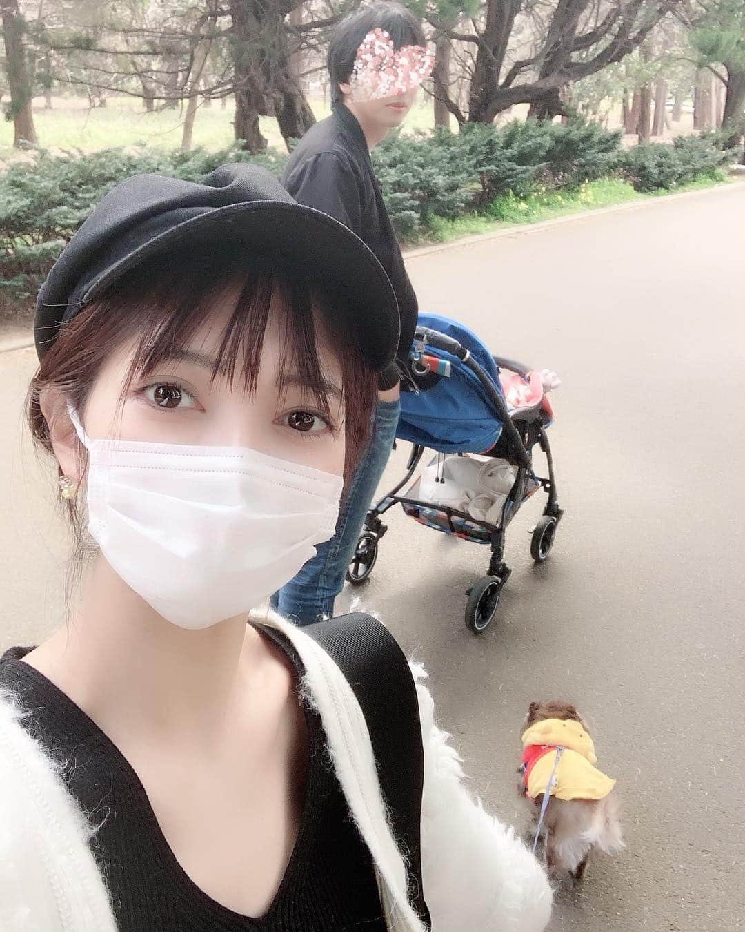 大知めぐみさんのインスタグラム写真 - (大知めぐみInstagram)「#家族でお出かけ ① #休日  #公園  #お散歩デビュー ♡ . 今日は初めて家族で#公園デビュー しました🧑👩👶🐶 . 娘は、ポカポカ陽気でベビーカーに揺られ終始うとうと…からの爆睡😴笑 愛犬さんは、久しぶりのお散歩にルンルンで、しっぽをフリフリする後ろ姿がたまらなかった🥰💕 最後は、疲れて抱っこのいつものパターン🐶♡笑 . . #家族団欒 #素敵な休日  #お花見楽しみ 🌸🌸 . . . #赤ちゃんのいる生活 #赤ちゃんと犬 #生後4ヶ月 #11月生まれ #pigeon #愛犬 #チワワ #女の子ママ #新米ママ #新米ママと繋がりたい #犬 #0歳 #0歳児ママ #赤ちゃんと犬のいる生活 #初育児 #ベビーカー #家族 #赤ちゃんのいる暮らし #2018_winter_baby部 #家族で公園 #家族で楽しむ」3月19日 17時55分 - megmeg0715