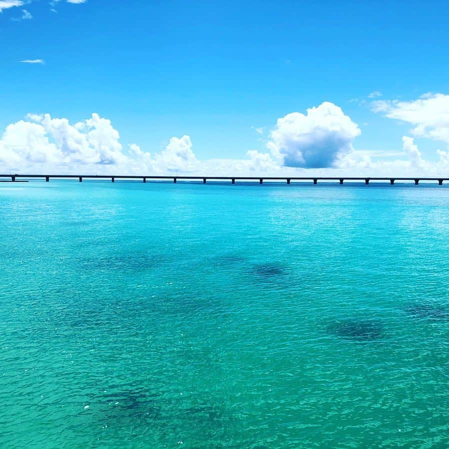 穂川果音さんのインスタグラム写真 - (穂川果音Instagram)「暖かくなってきたので、海に行きたい欲がすごい出てきました！！！！（╹◡╹） (写真は以前の夏休みに行った宮古島だよー)  昨日は、アベプラの放送でもウーマンラッシュアワーの村本さんの卒業が発表されましたが、すっかり卒業シーズンですね（ ; ; ） お別れは寂しいですが、あと2週間。しっかりと見送りましょう！！ 全く関係ないけど、昨日はボケっとしていて、衣装のパンプスで帰るという事件を起こしました！！！はわわわわ シャキッとを心がけます！ 今日も21〜23時はアベプラ生放送です♡ お天気はいつも通りに、最後の方22:50頃です。観てねー！  #アベプラ #abematv #ほかのん #気象予報士 #気象キャスター #お天気コーナー #穂川果音 #出演情報  #海行きたい #海好き #sea #instagram #instatravel #instapic #portrait」3月19日 17時56分 - hokawakanonn