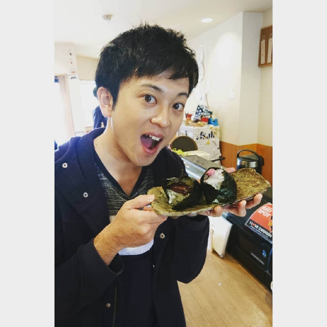 飯田嘉太さんのインスタグラム写真 - (飯田嘉太Instagram)「今日のリフレッシュ・おでかけ中継は 金沢市本多町にあるおにぎり専門店｢みつや｣さんからでした🍙🎵 お米は県産のものをブレンド＆羽釜で炊くこだわり👏  塩はミネラルたっぷりのモンゴル塩✨  海苔は有明のりでパリパリ😋  ①枚目はお花見にオススメ ４月から販売が始まるおにぎりセット🌸🍙 ③枚目は季節限定メニュー 生ほたるいかと桜鯛の練りゴマ風味を頂きました👏  ふっくらしたお米と存在感ある具材がマッチして贅沢な一品です⤴️ 種類も豊富ですので皆さんも是非お気に入りの具材を見つけてみて下さい‼️ そしてなんと今回ご出演頂いた大野哲さんは ツエーゲン金沢のコールリーダー🎺💪 本番以外でのお話もとても楽しかったです⚽  会場でもよろしくお願いします^^* ありがとうございました✨  #金沢市 #おにぎり #オニギリ #専門店 #釜炊き #みつや #おにぎりセット #お花見 #手土産 #オススメ #生ほたるいか #桜鯛の練りゴマ風味 #贅沢 #米塩海苔が命 #サッカー #Jリーグ #J2 #ツエーゲン金沢 #zweigen #コールリーダー #頑張って下さい #お昼用にスタッフみんな購入」3月19日 18時08分 - kabuto_iida