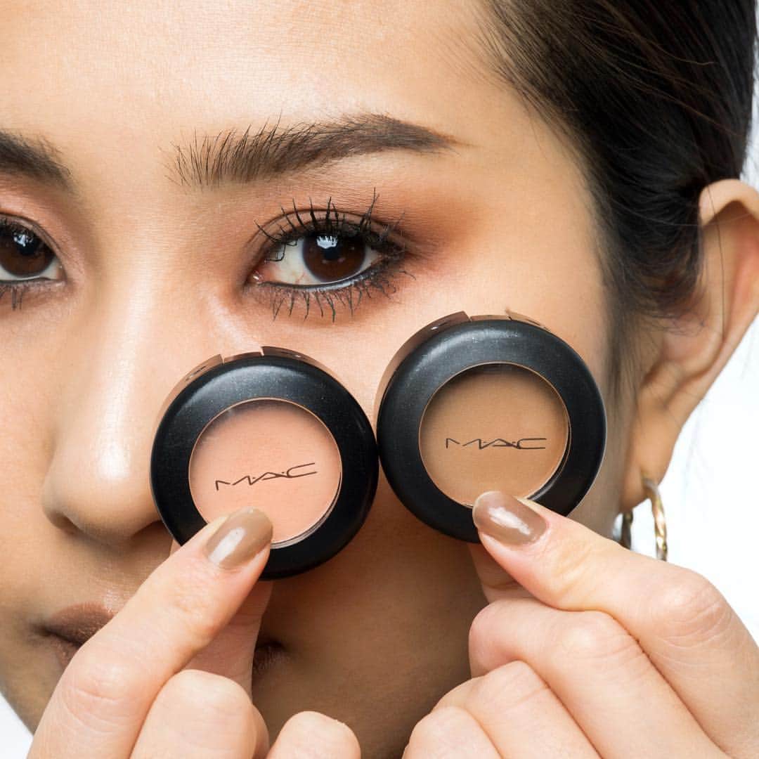 M∙A∙C Cosmetics Japanのインスタグラム：「⠀ M·A·Cアーティストが本気で気に入っているアイテムって⁉️ アーティスト溺愛アイテムをご紹介🤗 伊勢丹新宿店のAYA IIZUKAは 2色だけでもグラデーションが完成する [スモール アイシャドウ] をイチオシ☝️ #MAC溺愛アイテム #MACアイシャドウ ⠀ ↓↓製品↓↓ [スモール アイシャドウ] コルク/テート ア ティント ⠀ MAKEUP AND MODEL: M·A·C ARTIST AYA IIZUKA @i.mac_artist PHOTO: @takaki_iwata ⠀ ⠀ ⠀ ⠀ ⠀ ⠀ #MACCosmeticsJapan #MACコスメ #MACCosmetics #MyArtistCommunityJP #MACArtistChallenge #MAC #コスメ #メイク #アイシャドウ #EyeShadow #eye #アイメイク #グラデーション #MACSmallShadow #溺愛 #マスト」