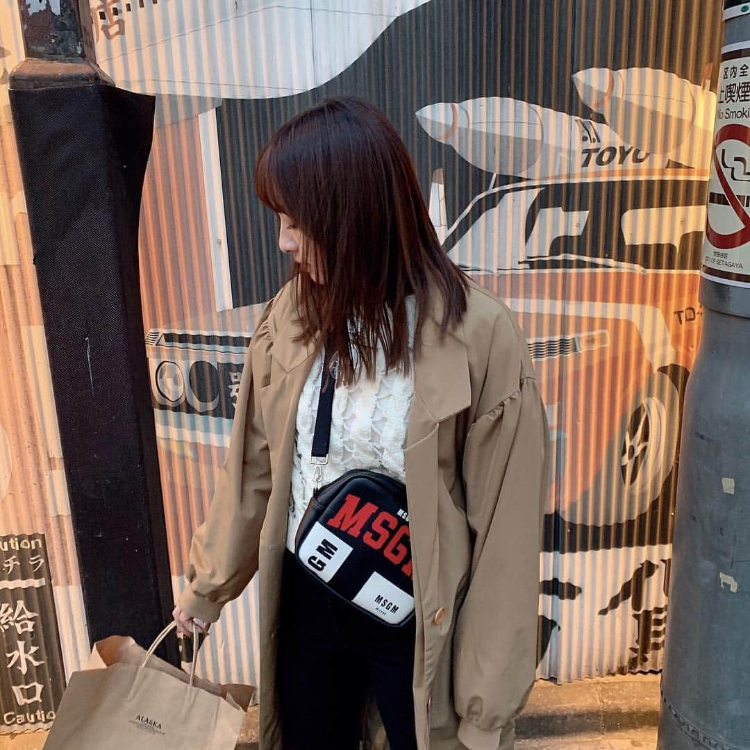 のインスタグラム：「. 先日、@tokyo_hills_clinic さんでお肌のケアしていただきました  写真は古着屋巡りした時の👣」