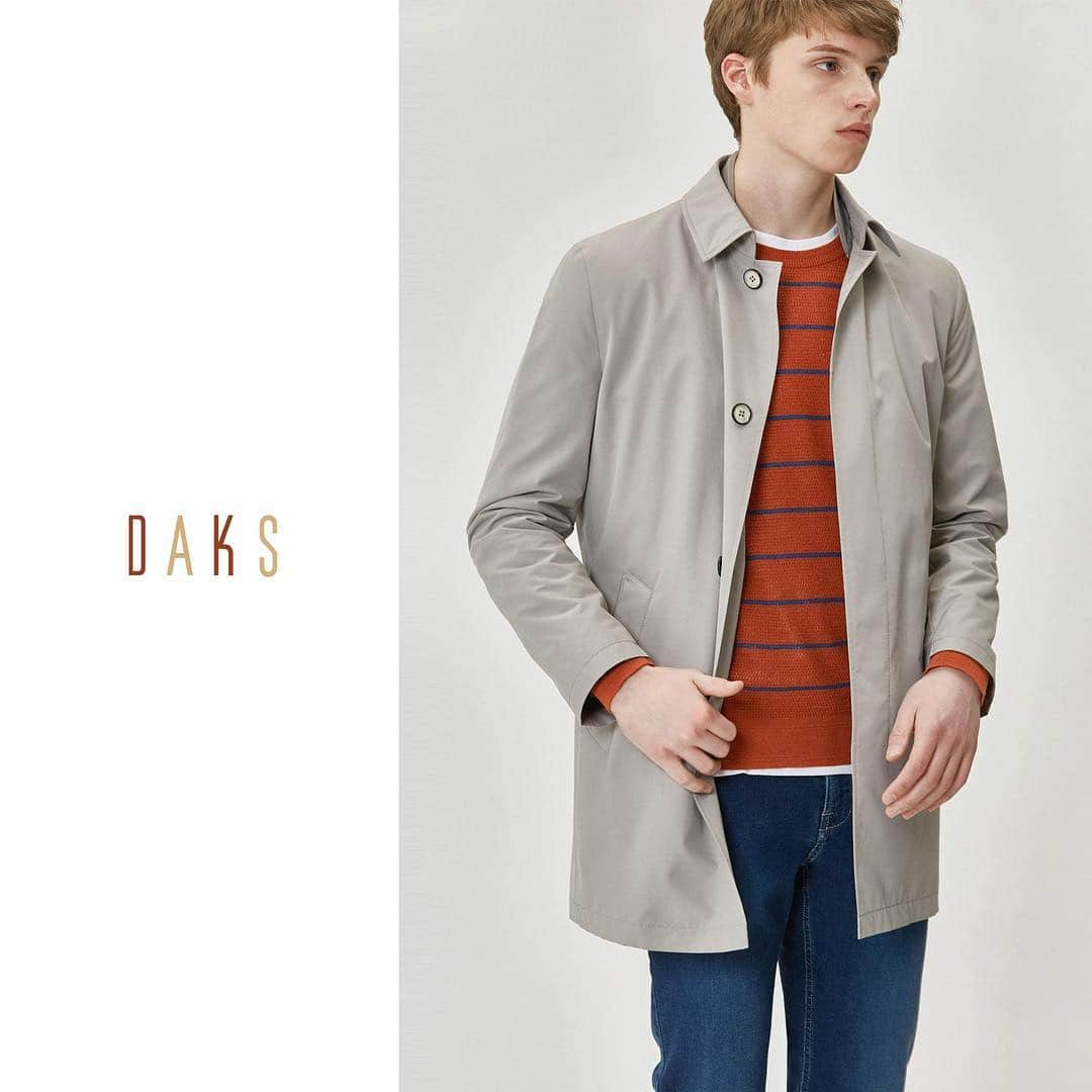 DAKS Koreaさんのインスタグラム写真 - (DAKS KoreaInstagram)「MEN | MD’s Pick! 데일리 맥코트  군더더기 없는 미니멀한 디자인의 맥코트. 출근길 수트 위에, 주말 캐주얼한 코디에도 두루두루 잘 어울립니다. 일교차가 심한 봄, 탈부착 가능한 신슐레이트 패딩 내피로 활용성을 좀 더 높였습니다. 닥스와 함께 고급스러운 스프링 패션을 완성해보세요.  베이지 탈부착안감 트렌치코트 #DMTR9A002I2 오렌지 스트라이프 린넨혼방 니트 #DMSW9A007O2  #daks #닥스 #남자출근패션 #출근룩 #menswear #mensfashion #lf #mdpick」3月19日 18時05分 - dakskorea_accessories