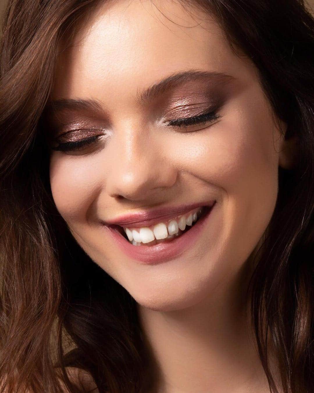 M·A·C Cosmetics Deutschlandさんのインスタグラム写真 - (M·A·C Cosmetics DeutschlandInstagram)「Wer braucht schon Scheinwerfer bei diesem natürlichen Glow? Welches MAC Produkt sorgt für Deinen ultimativen Glow? ✨😍 Make-up: @angelo.rauseo  Model: @alexandrarmina  Foto: @heks_one」3月19日 18時05分 - maccosmeticsgermany