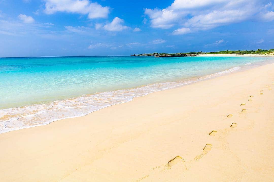 Be.okinawaさんのインスタグラム写真 - (Be.okinawaInstagram)「Toguchi no Hama on Irabu Island boasts nearly 800 meters of pure white sand running alongside an emerald-green ocean. 📷:@kaori_bani #toguchinohama #irabuisland #beach #beachlife #beachlover #beachside #beokinawa #visitokinawa」3月19日 18時06分 - visitokinawajapan